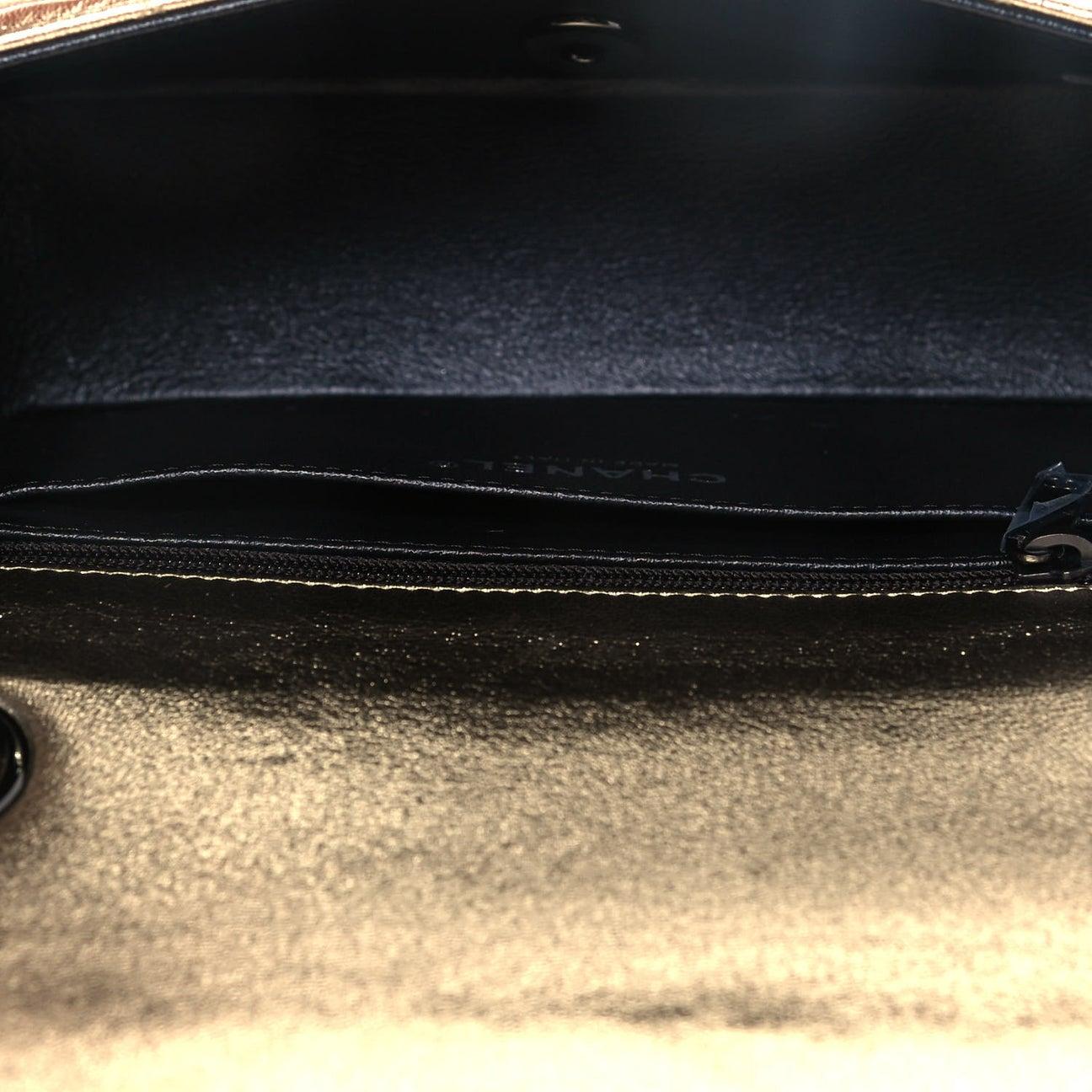 CHANEL NEU Goldfarbene Mini-Schultertasche aus Lammfell mit schwarzer Hardware für den Abend Damen im Angebot