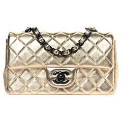 CHANEL NEU Goldfarbene Mini-Schultertasche aus Lammfell mit schwarzer Hardware für den Abend