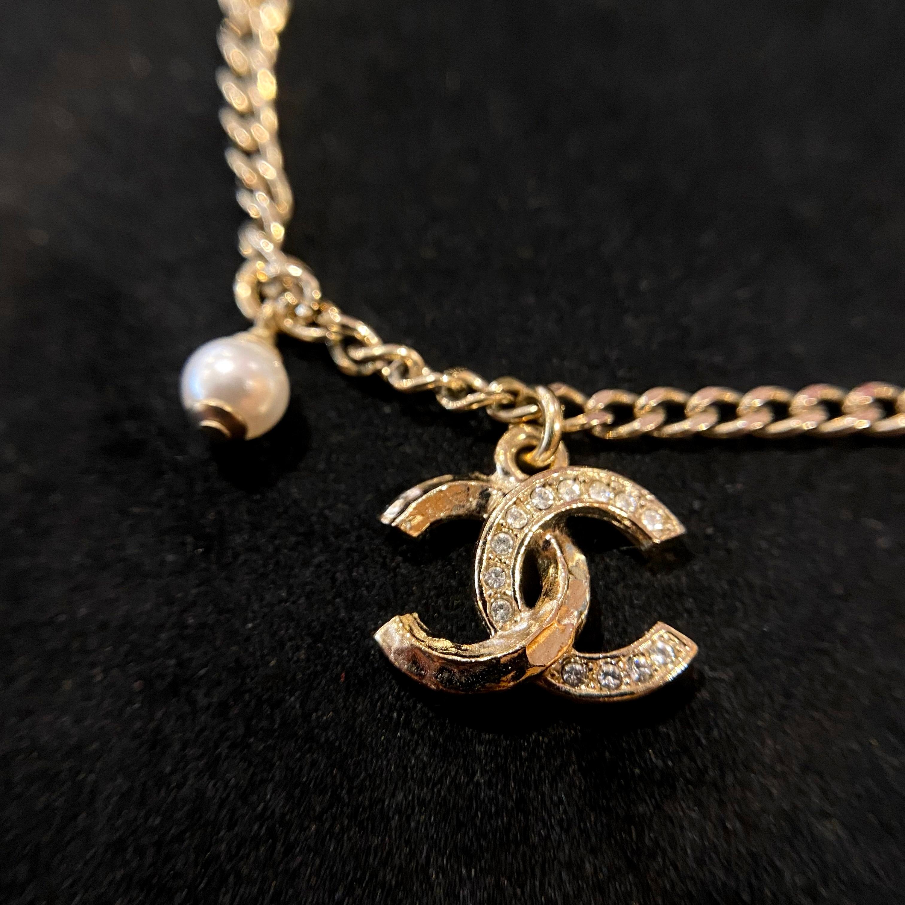 Chanel Neues Goldfarbenes, goldfarbenes CC-Logo-Armband mit Strasssteinen und Kunstperlen, C21K, 2021 Damen im Angebot