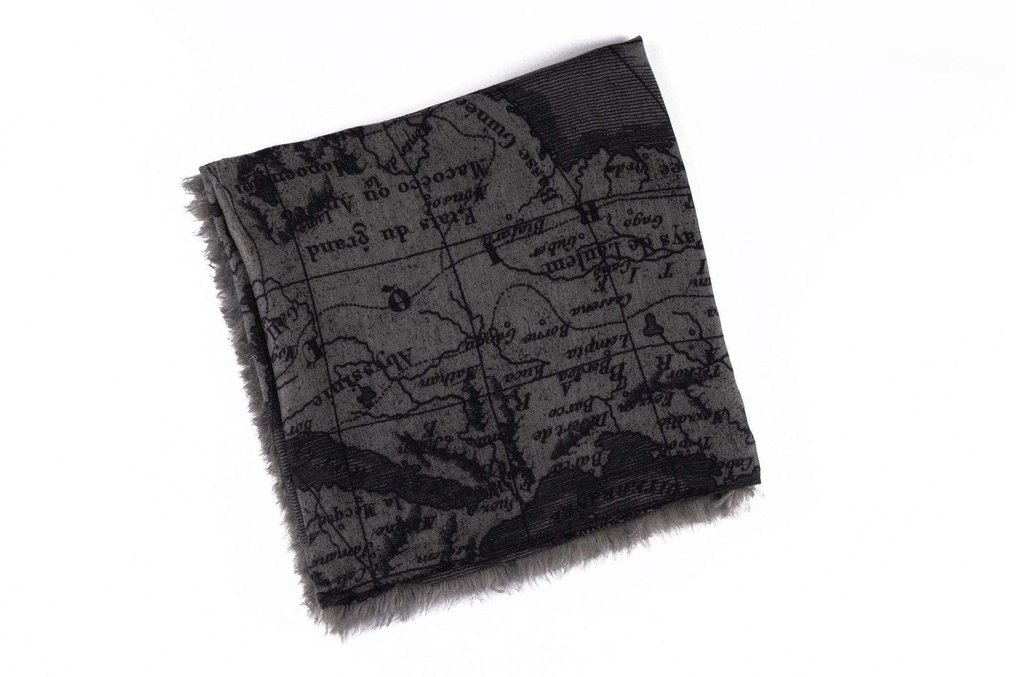 Este chal de cachemira gris de Chanel presenta un mapa delineado en negro. Mide 52