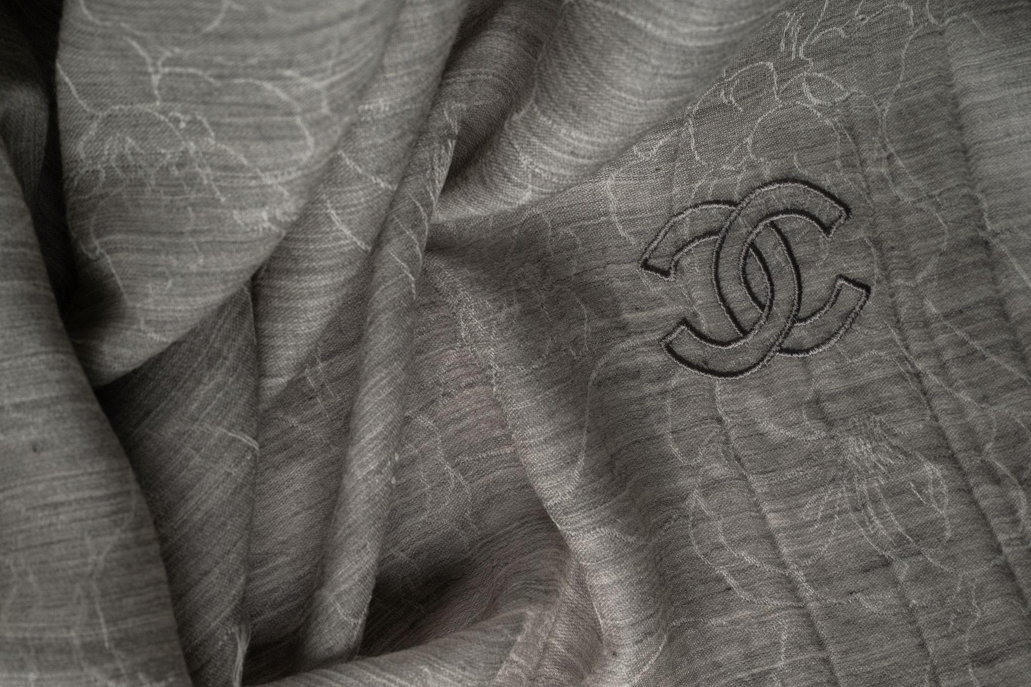 Chanel New  Scialle in cashmere grigio In condizioni Nuovo in vendita a West Hollywood, CA