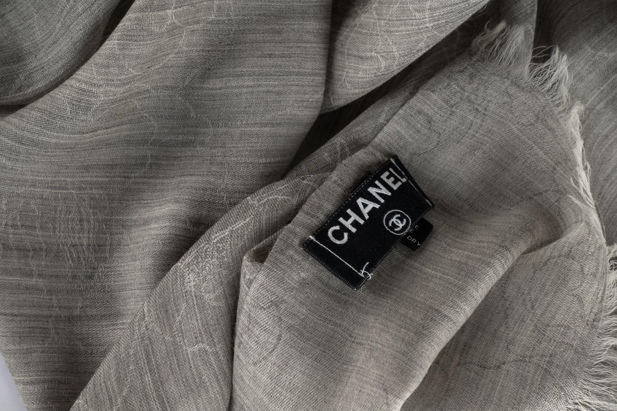 Chanel New  Scialle in cashmere grigio in vendita 1