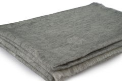 Nuevo chal de cachemira gris de Chanel con el logotipo