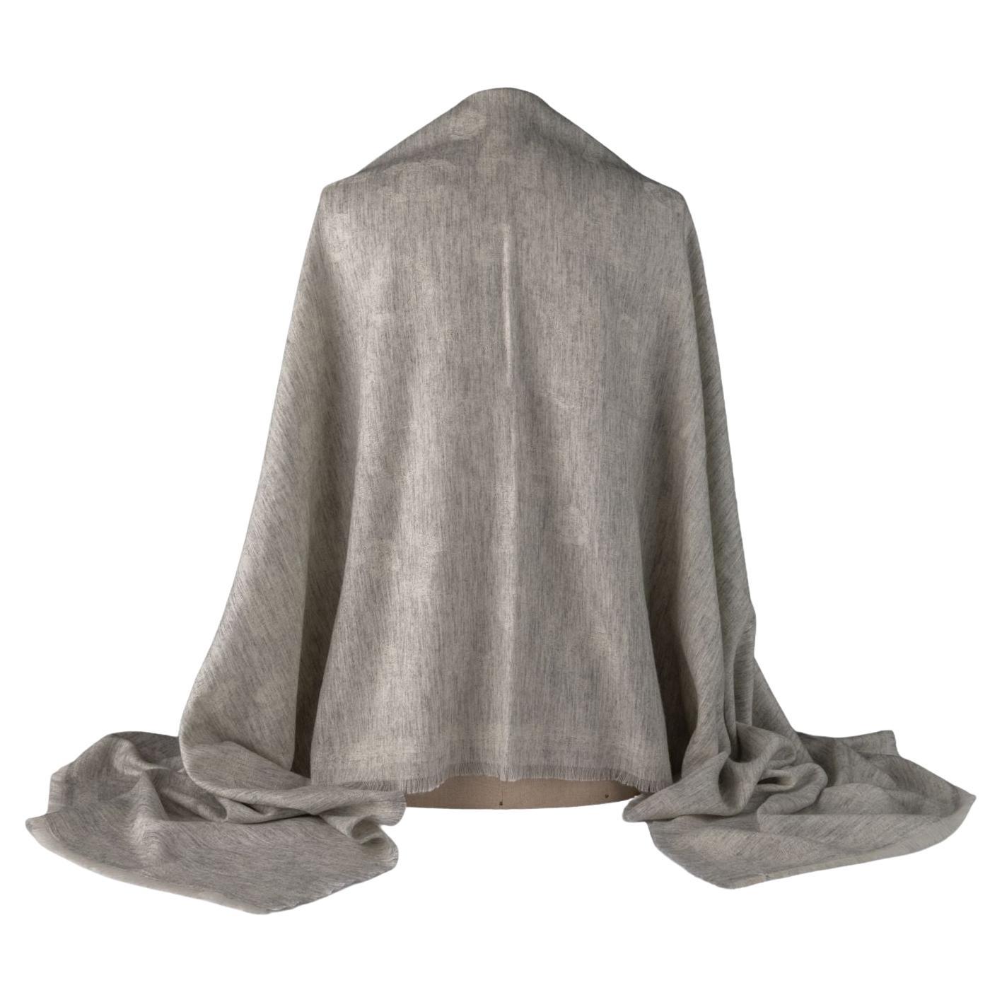 Nouveau châle en cachemire gris Chanel avec logo