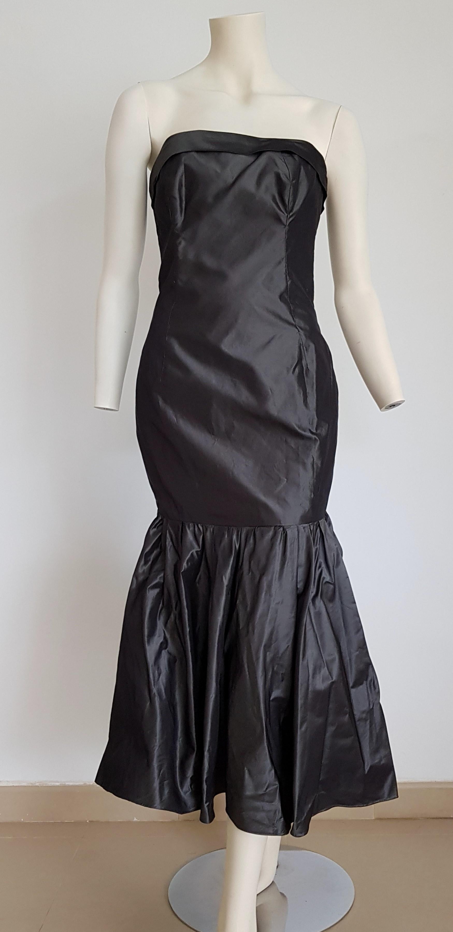 CHANEL Haute Couture strapless dark grey anthracite Silk gown - Unworn.

SIZE: equivalent to about Small / Medium, please review approx measurements as follows in cm: lenght 105, chest underarm to underarm 49 , bust circumference 88, waist