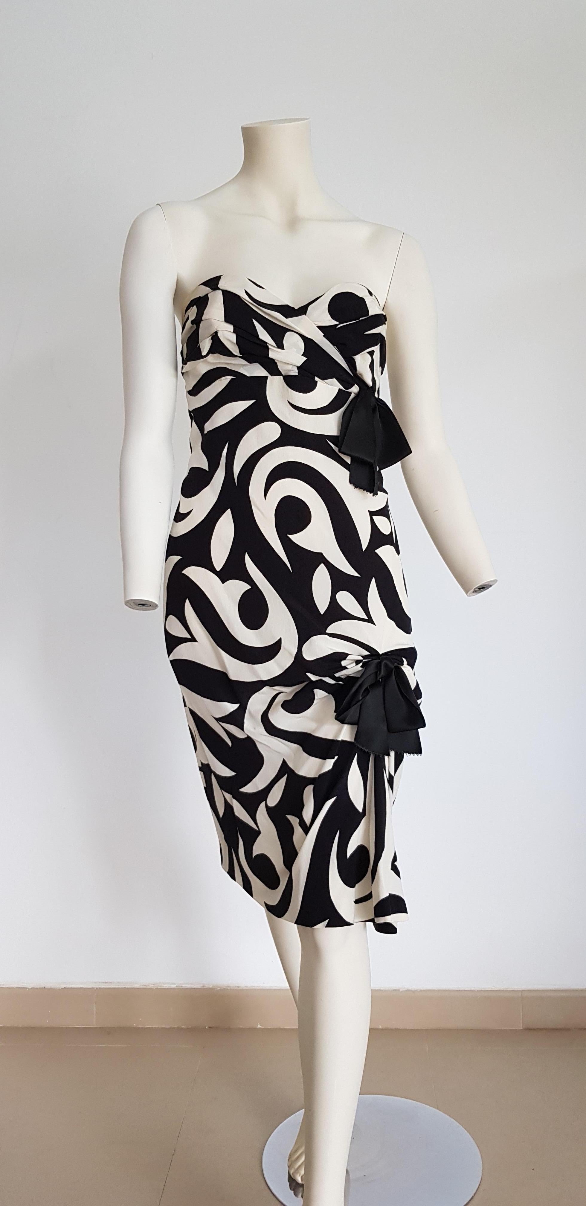 CHANEL Haute Couture, strapless, black with white lilies flowers design, two black bows on the front, silk, evening dress day dress - Unworn, New.

SIZE: equivalent to about Small / Medium, please review approx measurements as follows in cm: lenght