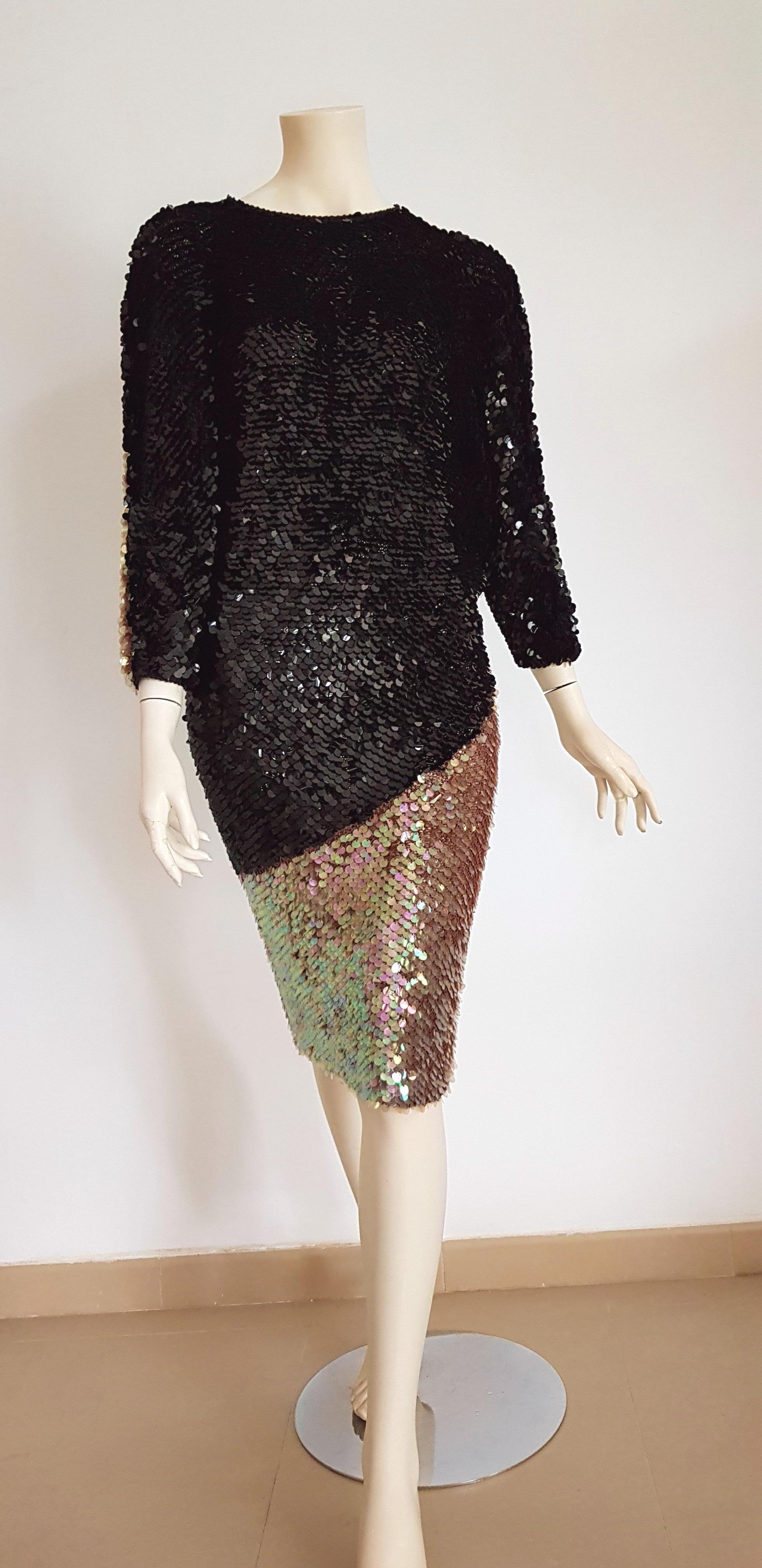 CHANEL Haute Couture covered with sequins on silk knit, black and pearl gown dress - Unworn, New.

SIZE: equivalent to about Small / Medium, please review approx measurements as follows in cm: lenght 101, chest elastic adjustable, bust elastic