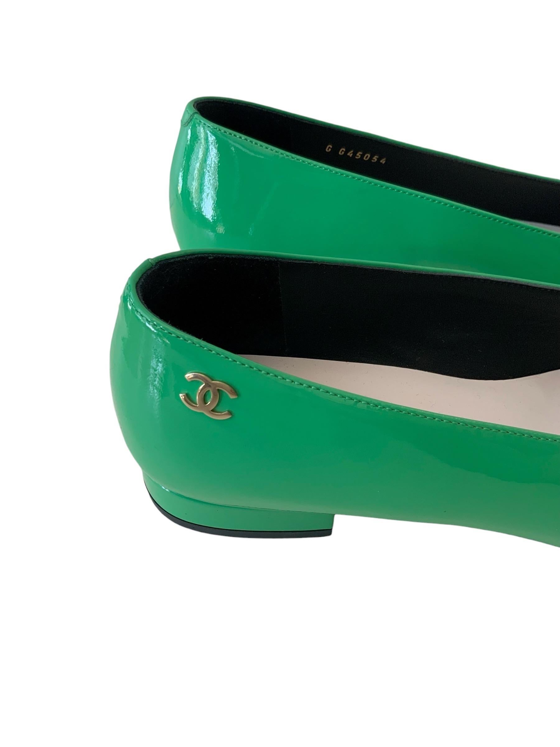 Hot green patent ballerinas with black patent cap from the house of Chanel. 
A must for this summer.....
Never worn !

Material: Patent leather
Color: Green and black
Sole: Black leather
Size: 38C
Heel: 1.9cms - approx. 0.74