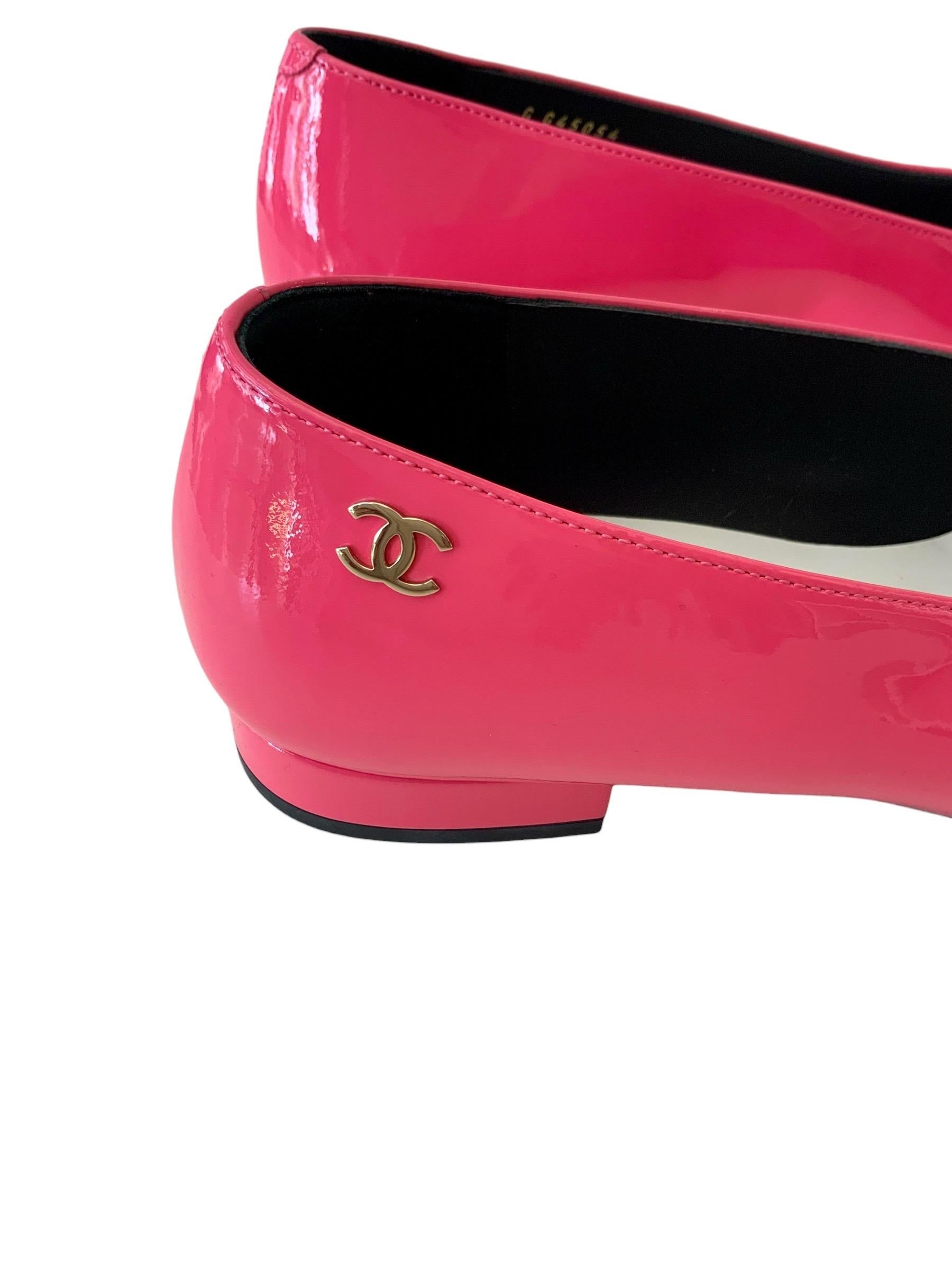Hot pink patent ballerinas with black patent cap from the house of Chanel. 
A must for this summer.....
Never worn !

Material: Patent leather
Color: Pink and black
Sole: Black leather
Size: 38C
Heel: 1.9cms - approx. 0.74