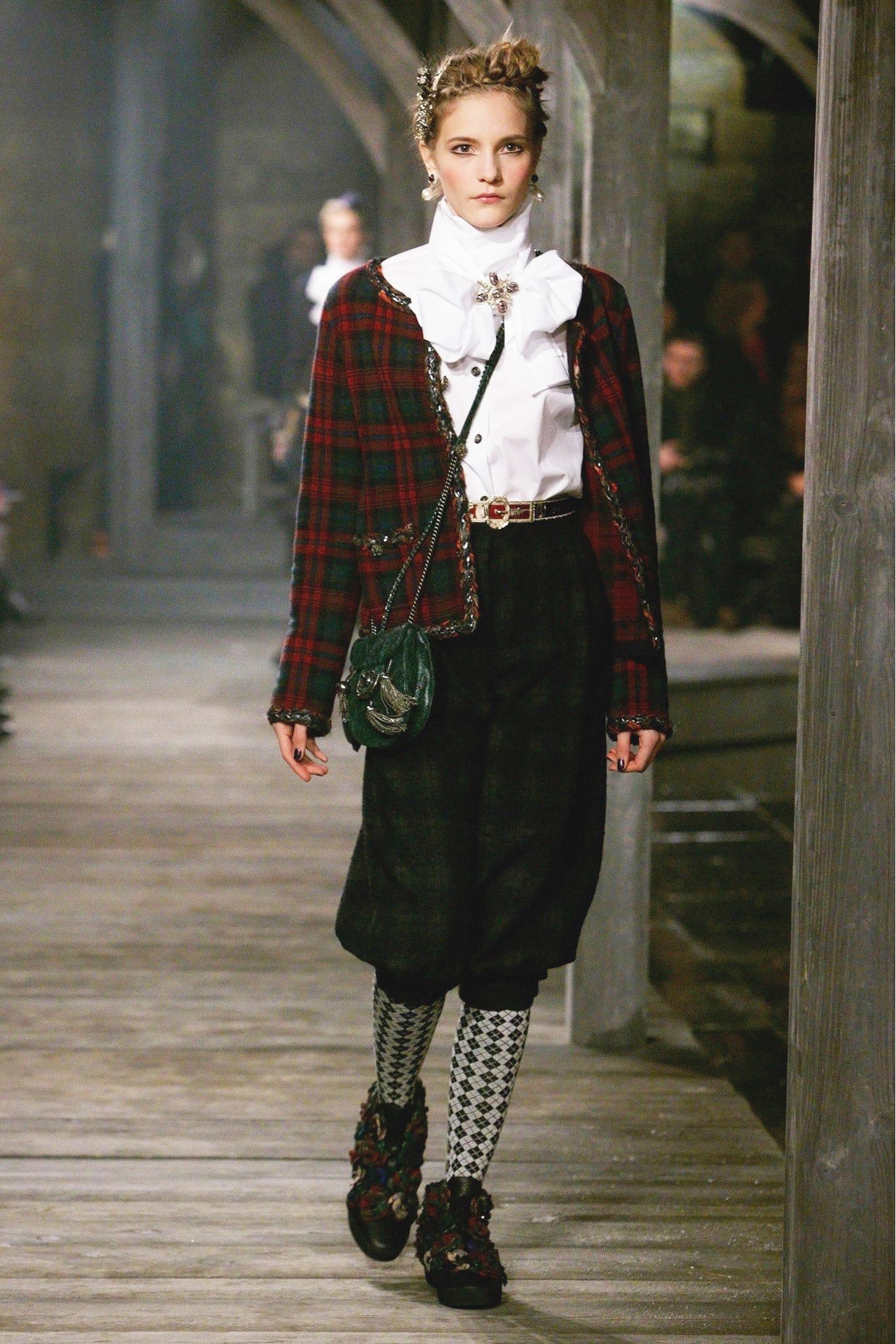 Icon Chanel tartan jacket -- most recognizable piece from Paris / EDINBURGH Collection, 2013 Metiers d'Art !
As seen on Catwalk, magazins covers and on many celebs!
- CC logo jewel Gripoix buttons at front and cuffs
- tartan / plaid pattern: