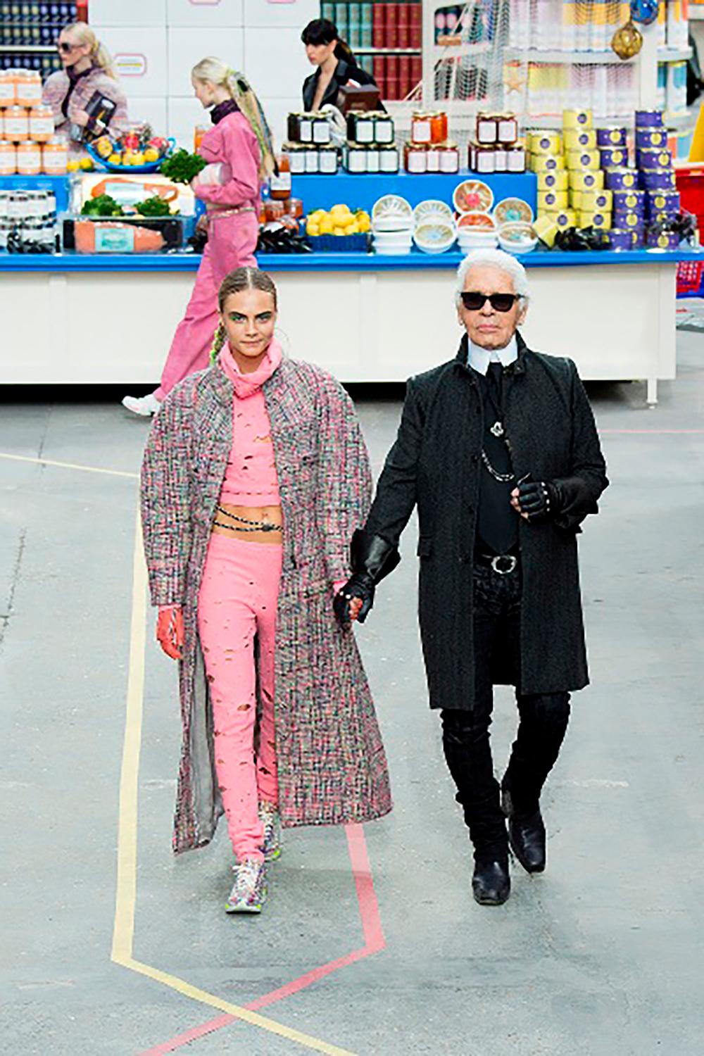 New Icon Chanel distressed knit legging von Runway of SUPERMARKET Collection, 
- Wie bei Cara Delevingne auf dem Catwalk gesehen!
Erkennbarstes Element der Collection'S.
- CC-Logo-Charme an der Taille
- aus weichster Strickmischung
Größenbezeichnung