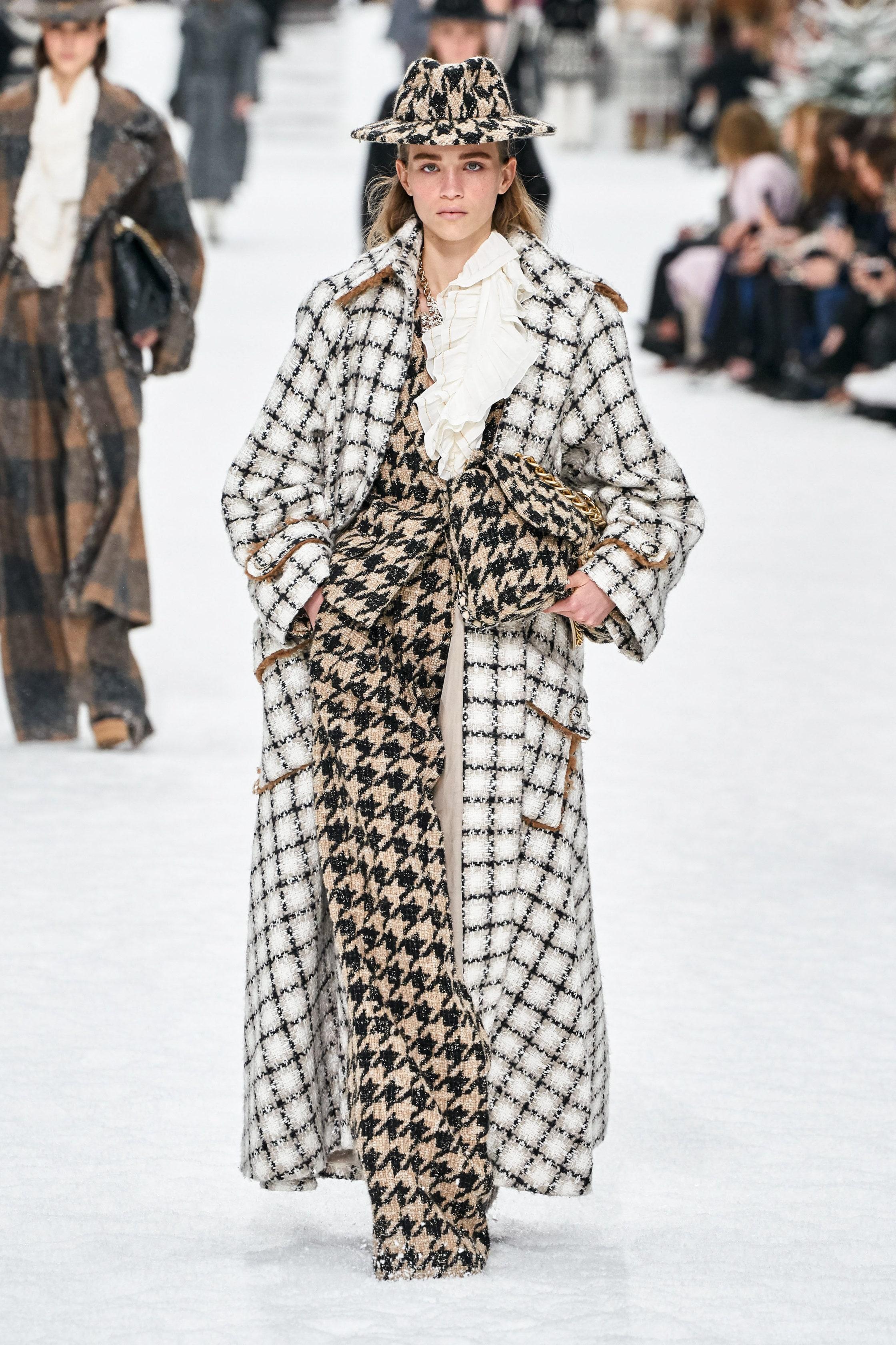 Iconic Chanel beige & black houndstooth tweed jacket ~ from Runway of 2019 Fall Collection ~ the very last Collection by Karl Lagerfeld!
~ The most recognisable piece of the Show ~ as seen on many celebs!
- made of precious shimmering Lesage tweed
-