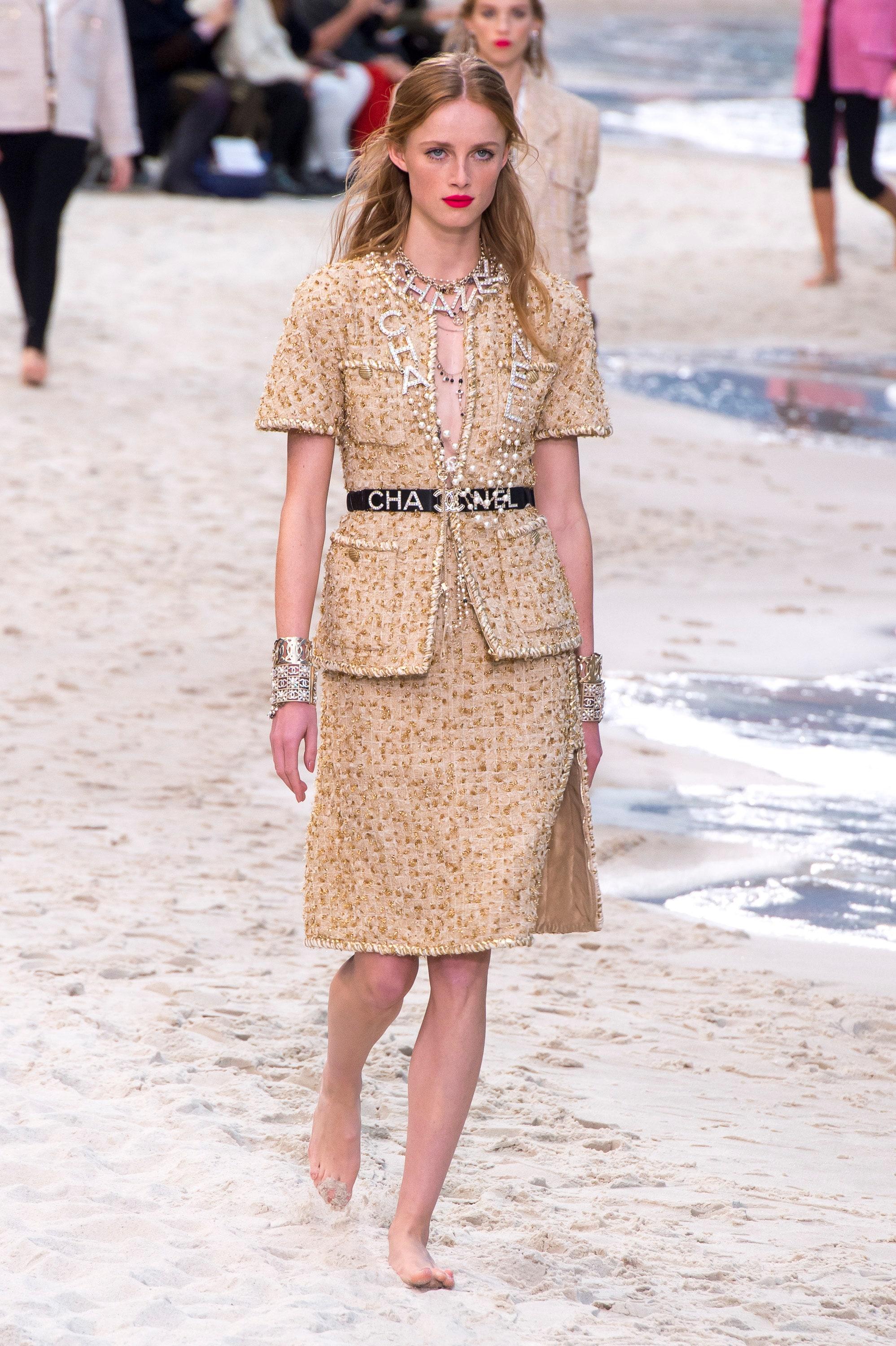 New iconic Chanel beige sand tweed jacket from 2019 Spring BY THE SEA Collection, 19P
Size mark 50 FR. never worn.
- CC logo gold-tone buttons
- gorgeous shimmering tweed referring to the beach's sand
- signature braided trim
- tonal silk lining,