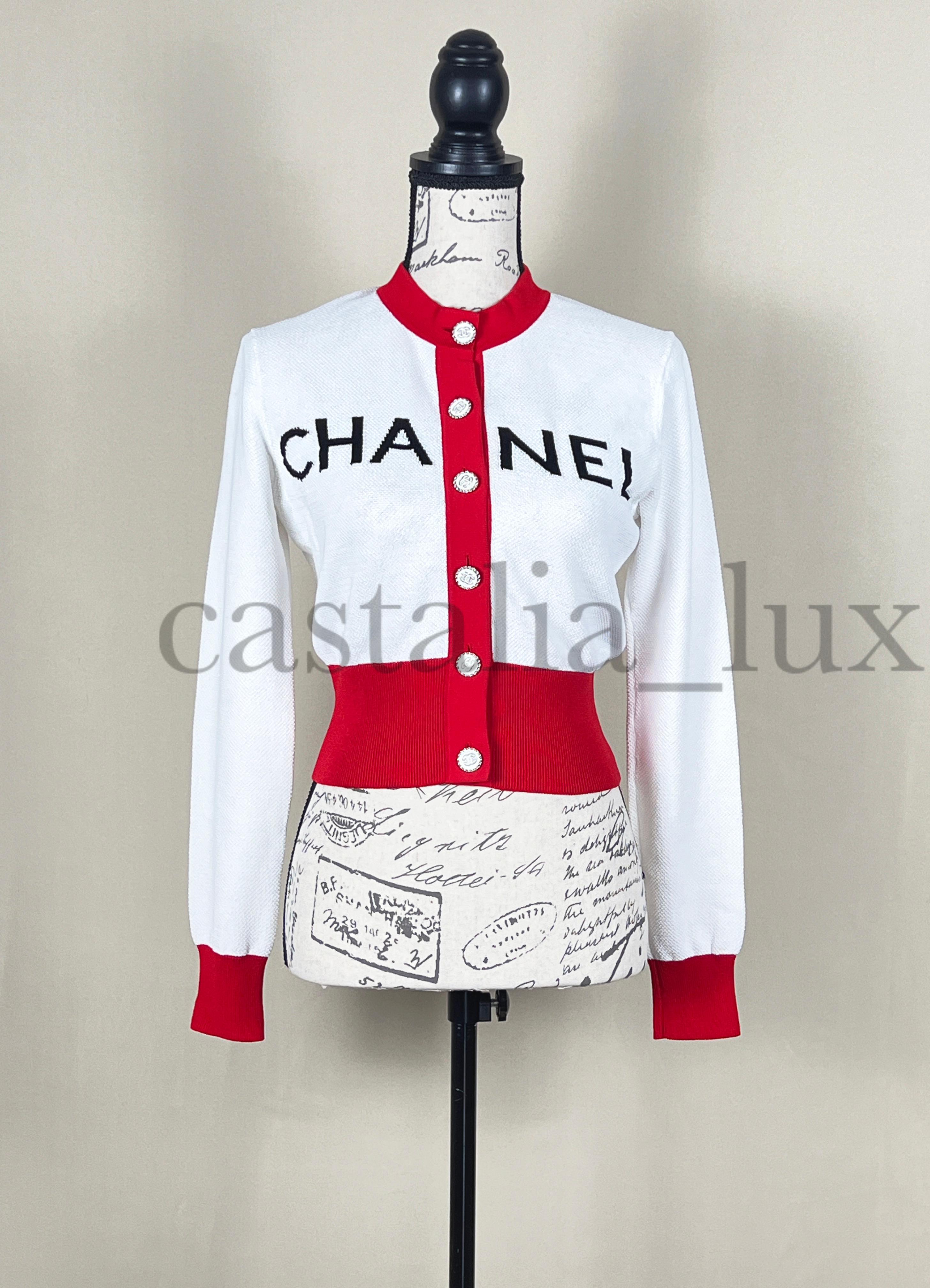 Chanel New Iconic 2019 Spring Logo Runway Cardigan en vente 9