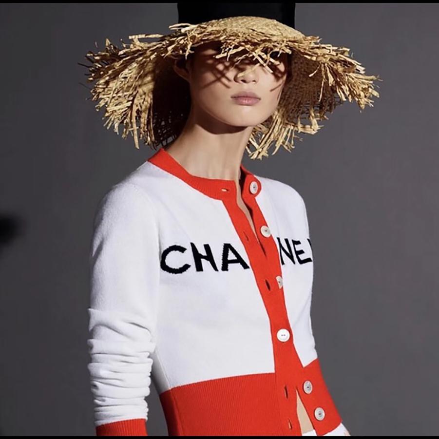 ❤️ Cardigan à logo iconique du défilé de la collection printemps 2019 - la toute dernière collection de M. Karl Lagerfeld, 19P, 19S. 
 ⭐️ Vu dans la campagne publicitaire et sur de nombreuses célébrités, notamment Jennie Kim, ambassadrice de Chanel,