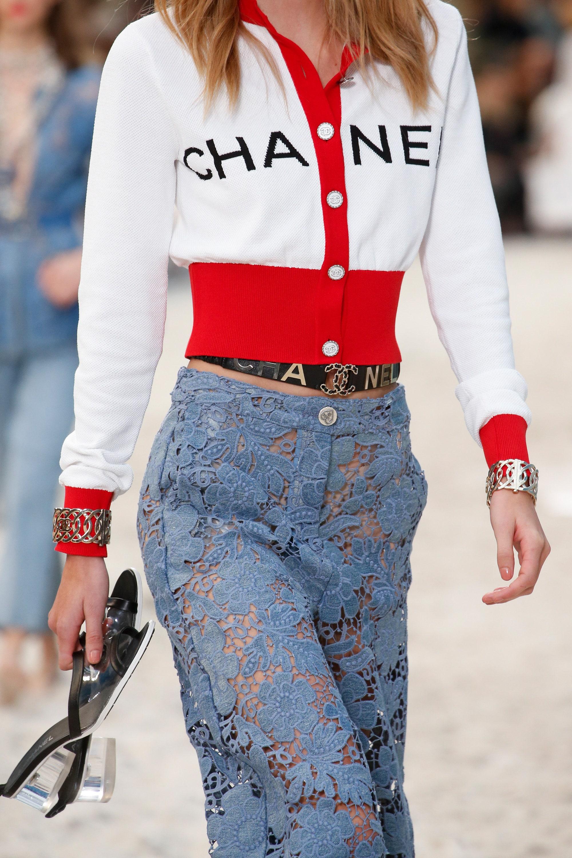 Chanel New Iconic 2019 Spring Logo Runway Cardigan en vente 2