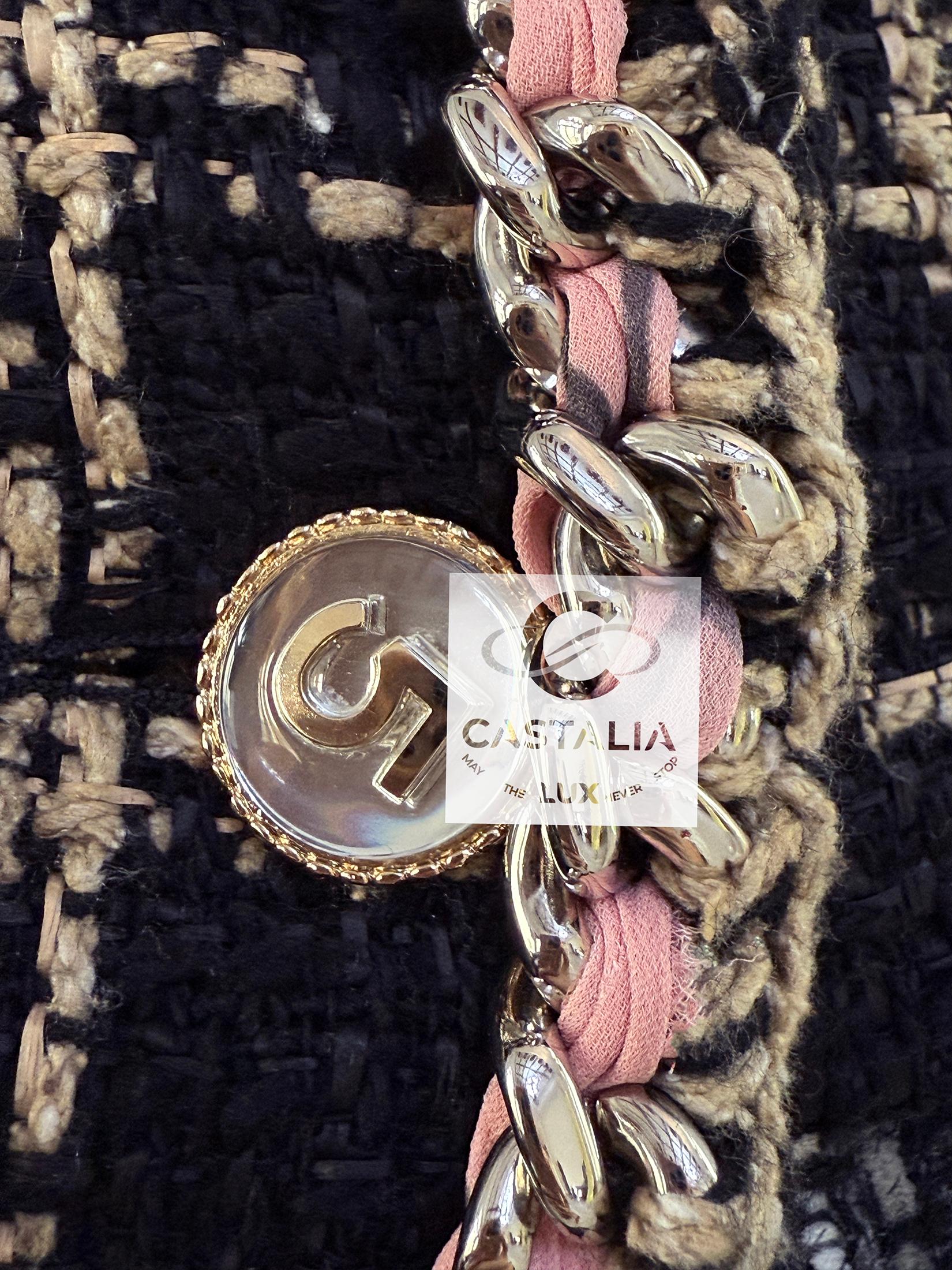 Chanel Nuova Campaigner Iconica Giacca in tweed nero con catene 36 FR in vendita 5