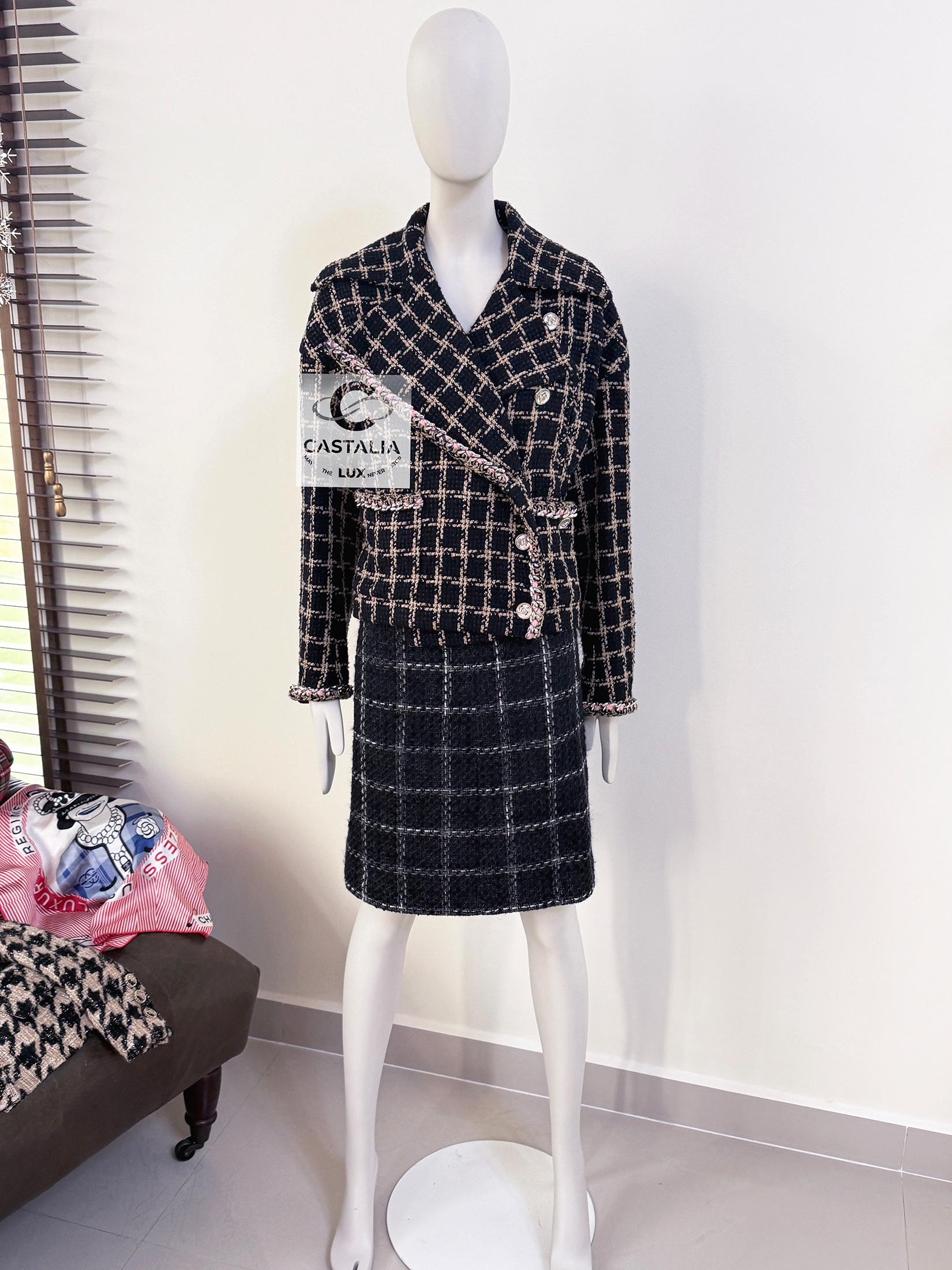 Chanel Nuova Campaigner Iconica Giacca in tweed nero con catene 36 FR in vendita 6