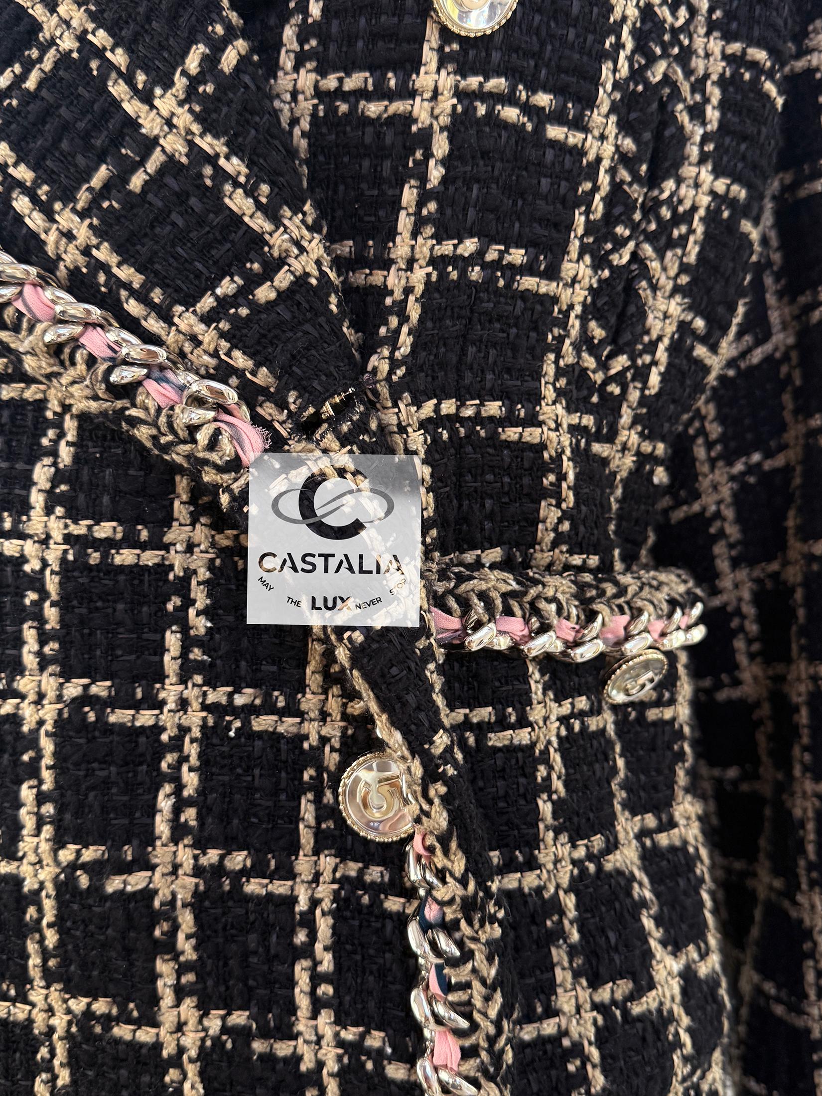 Chanel Nuova Campaigner Iconica Giacca in tweed nero con catene 36 FR in vendita 7