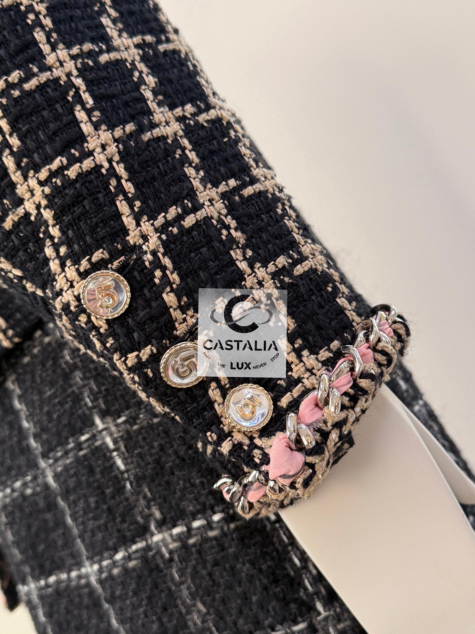 Chanel Nuova Campaigner Iconica Giacca in tweed nero con catene 36 FR in vendita 8