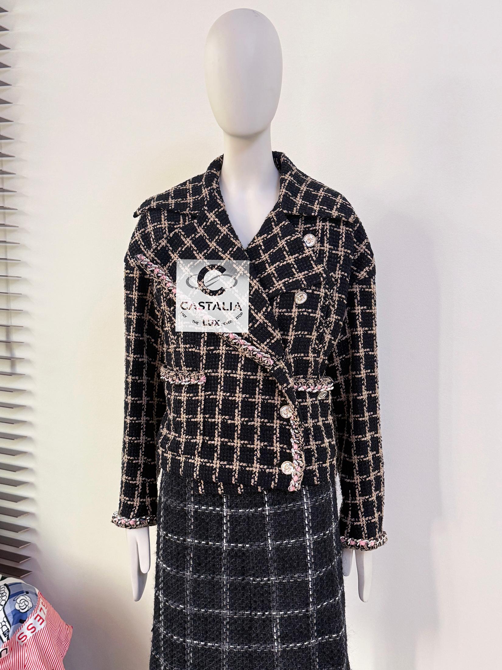 Chanel Nuova Campaigner Iconica Giacca in tweed nero con catene 36 FR in vendita 10