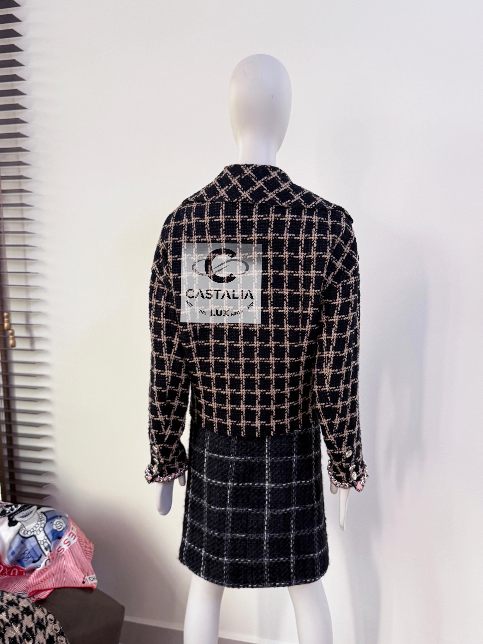 Chanel Nuova Campaigner Iconica Giacca in tweed nero con catene 36 FR in vendita 11