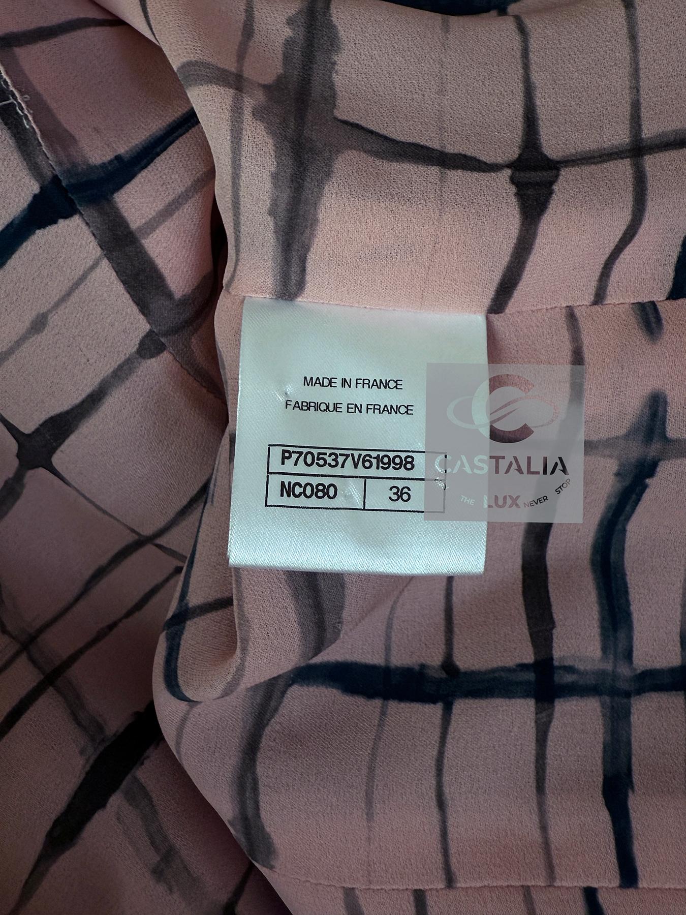 Chanel Nuova Campaigner Iconica Giacca in tweed nero con catene 36 FR in vendita 13