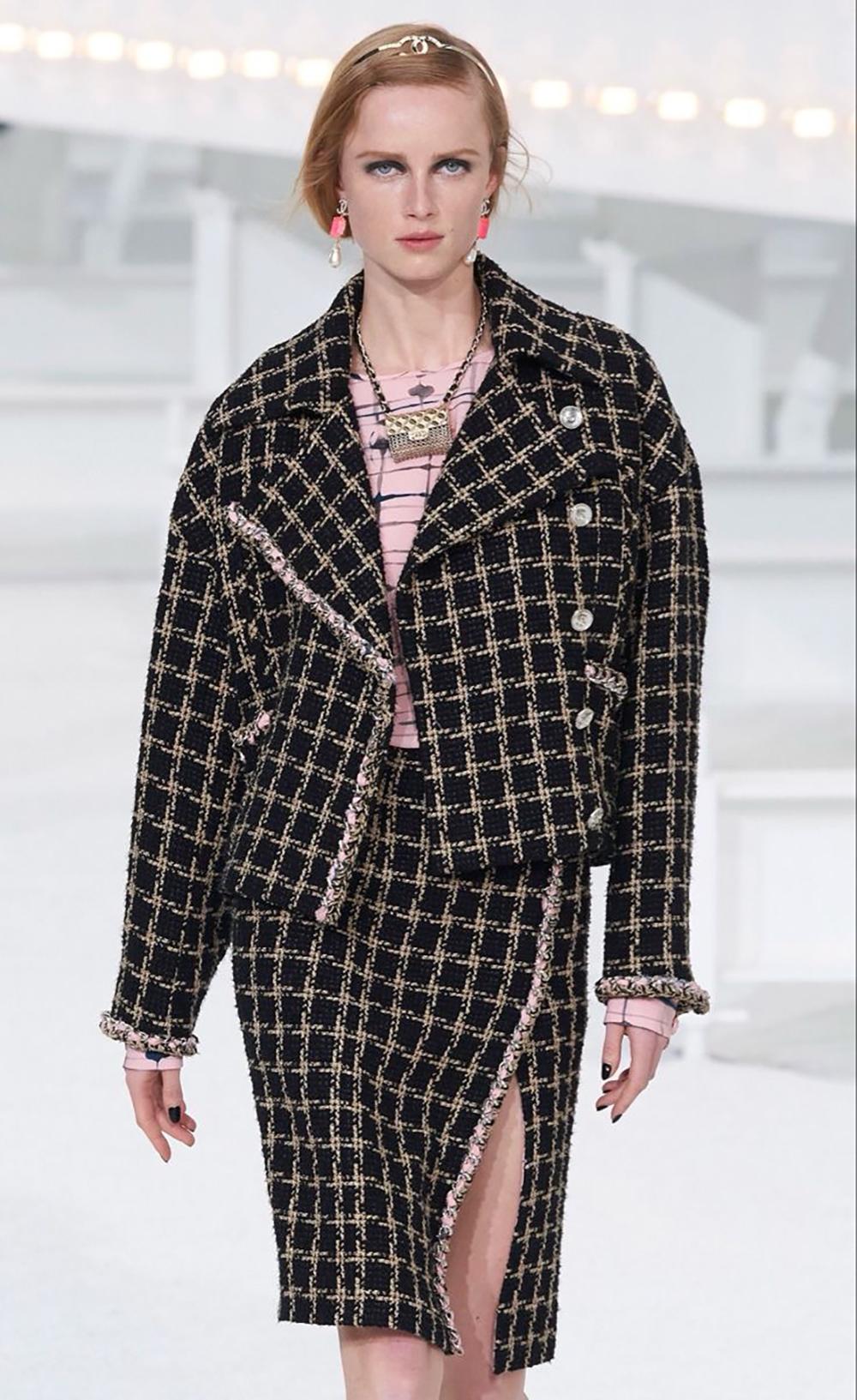 Giacca Chanel in tweed nero con finiture in catena metallica ~ dalla Campaigner della Collezione Primavera 2021
- lussuoso tweed di seta in nero e beige ck
- pulsanti nno5 in tonalità argento
Silhouette rilassata di tendenza
- fodera in seta a