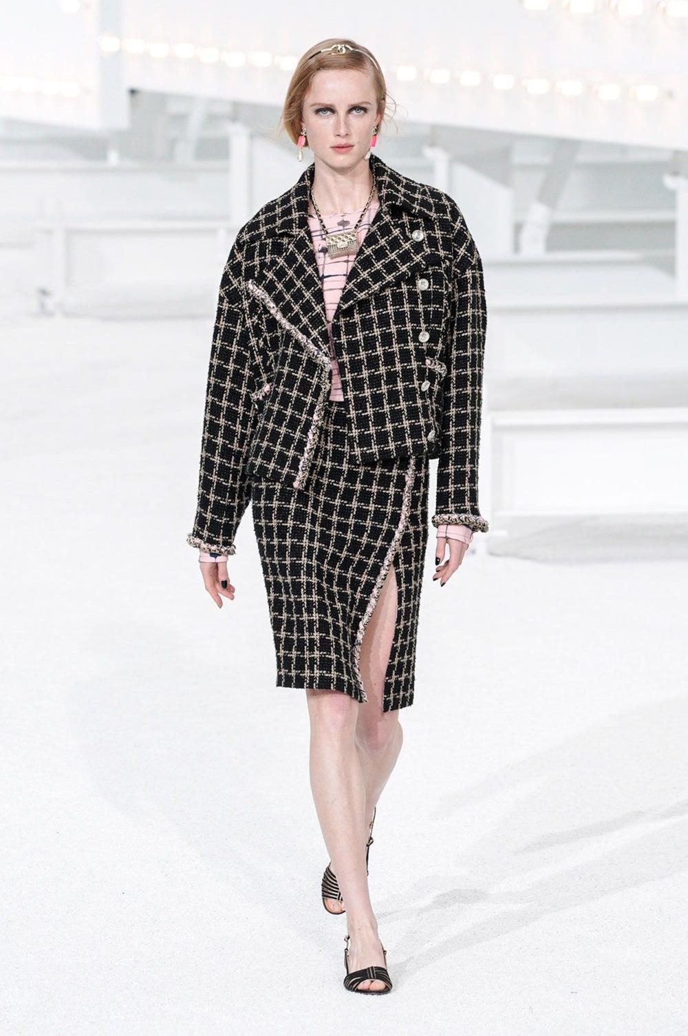 Nero Chanel Nuova Campaigner Iconica Giacca in tweed nero con catene 36 FR in vendita
