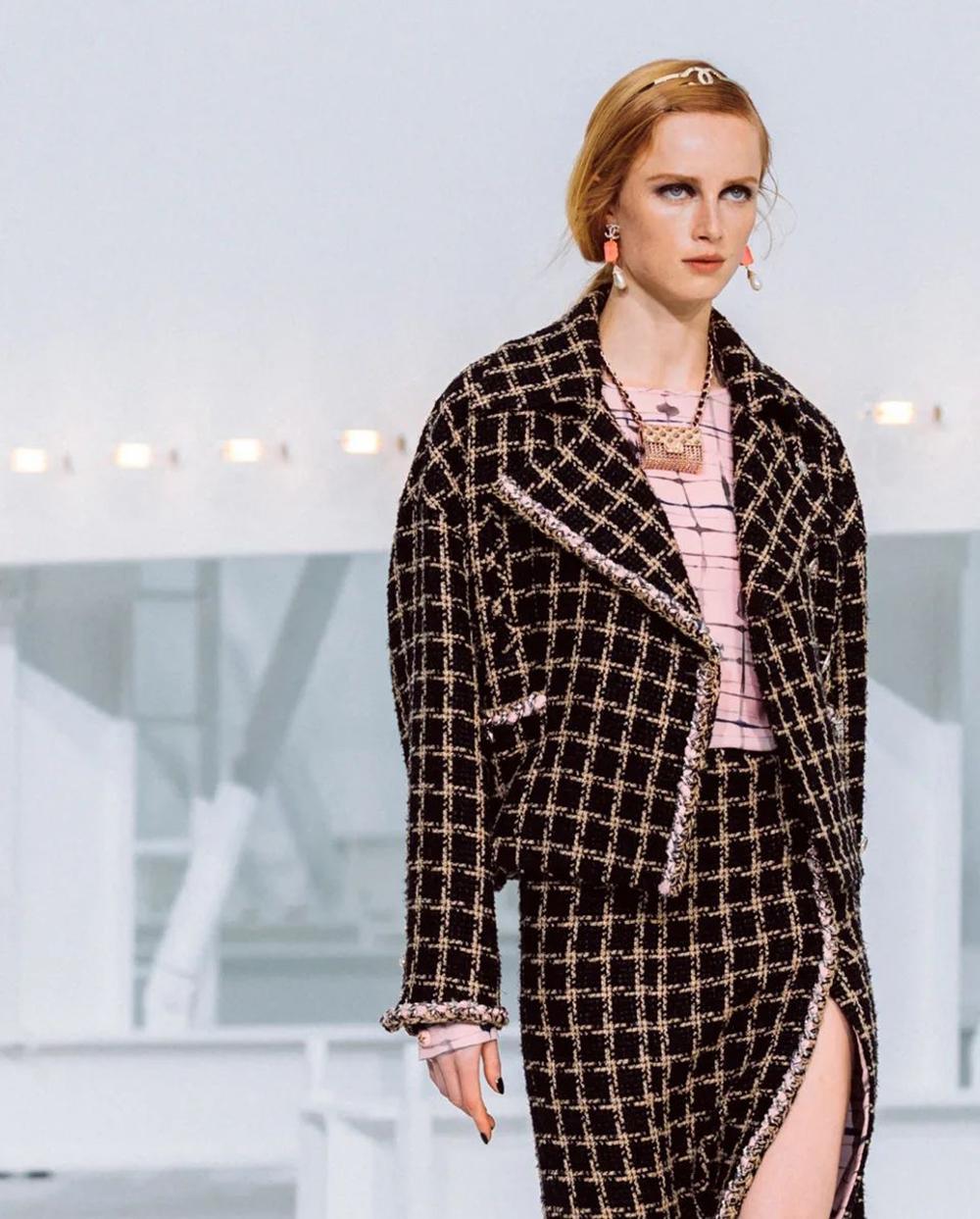 Chanel Nuova Campaigner Iconica Giacca in tweed nero con catene 36 FR in vendita 1