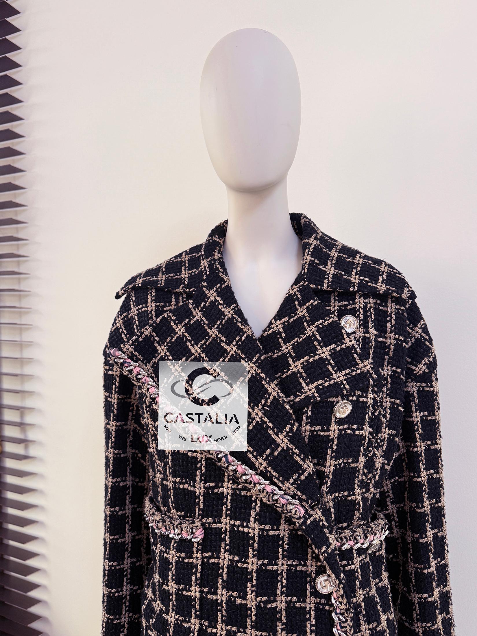 Chanel Nuova Campaigner Iconica Giacca in tweed nero con catene 36 FR in vendita 3