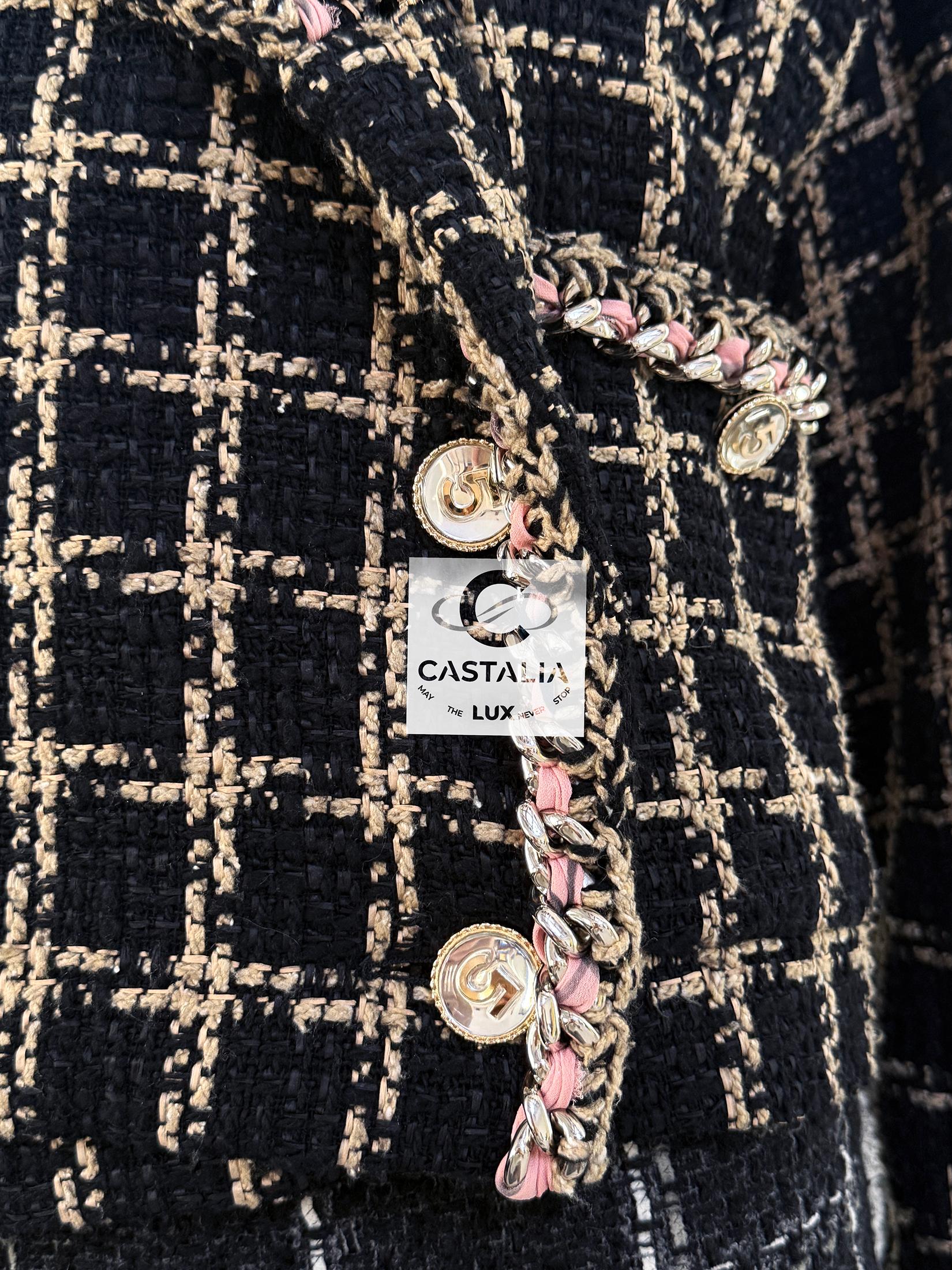 Chanel Nuova Campaigner Iconica Giacca in tweed nero con catene 36 FR in vendita 4