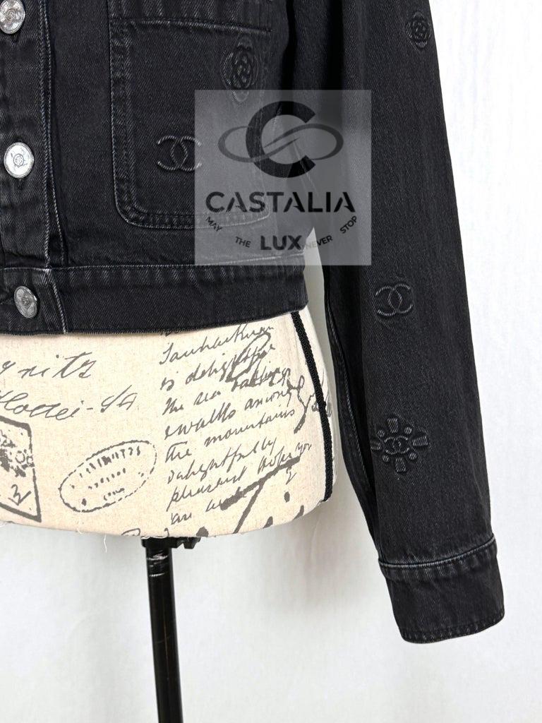 Chanel New Iconic Black Logo Embossed Denim Jacket veste en jean avec logo gaufre sur 1stDibs