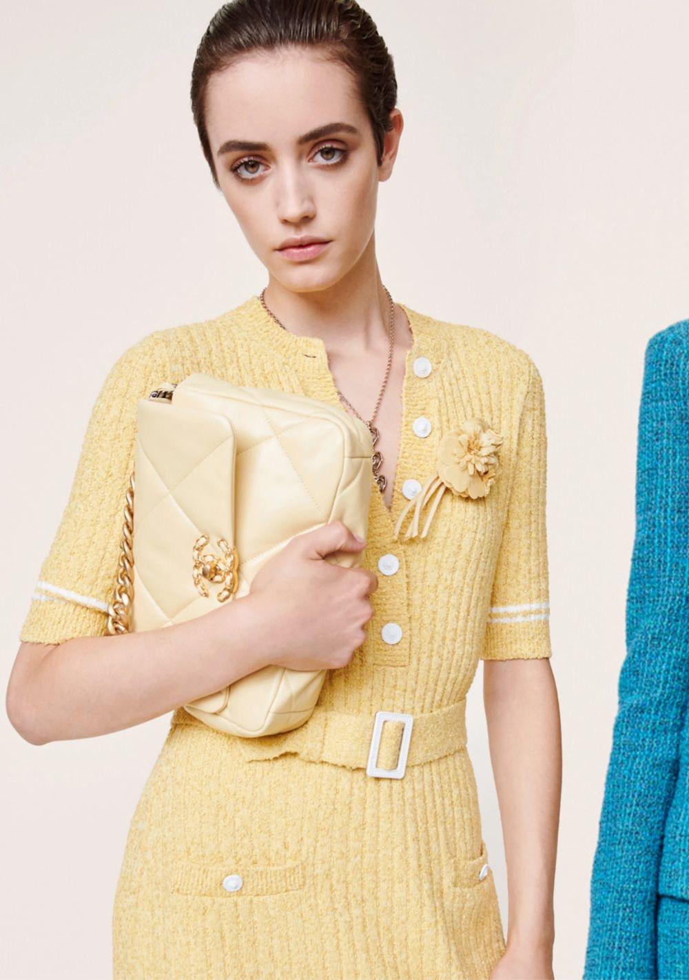 New highly coveted boucle knit dress with logo belt ~ from 2022 Spring Collection by Mdm Virginie Viard
- pleasant pastel yellow colour
- CC logo buttons with Chanel - Paris / 31 Rue Cambon lettering
- logo buckle belt included
Size mark 38 FR.