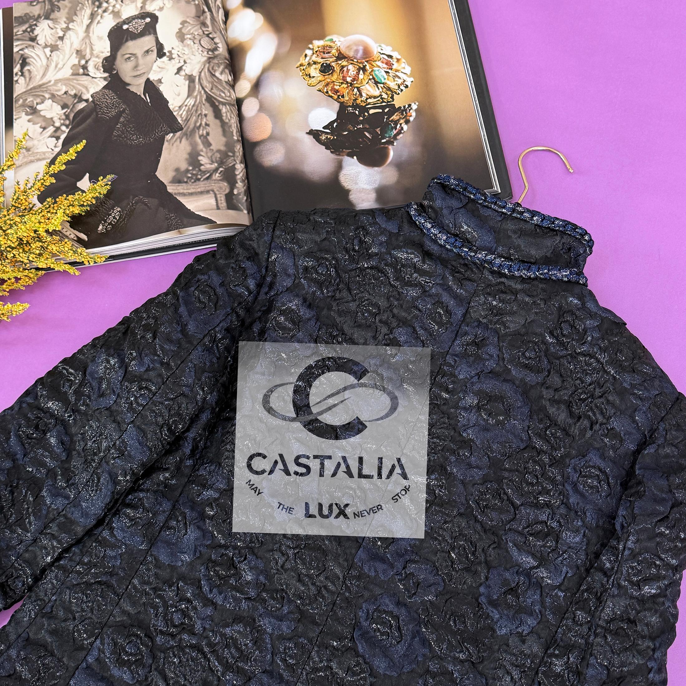 CHANEL New Iconic Camellias Motifs Jacquard Jacket 40 FR en vente 9