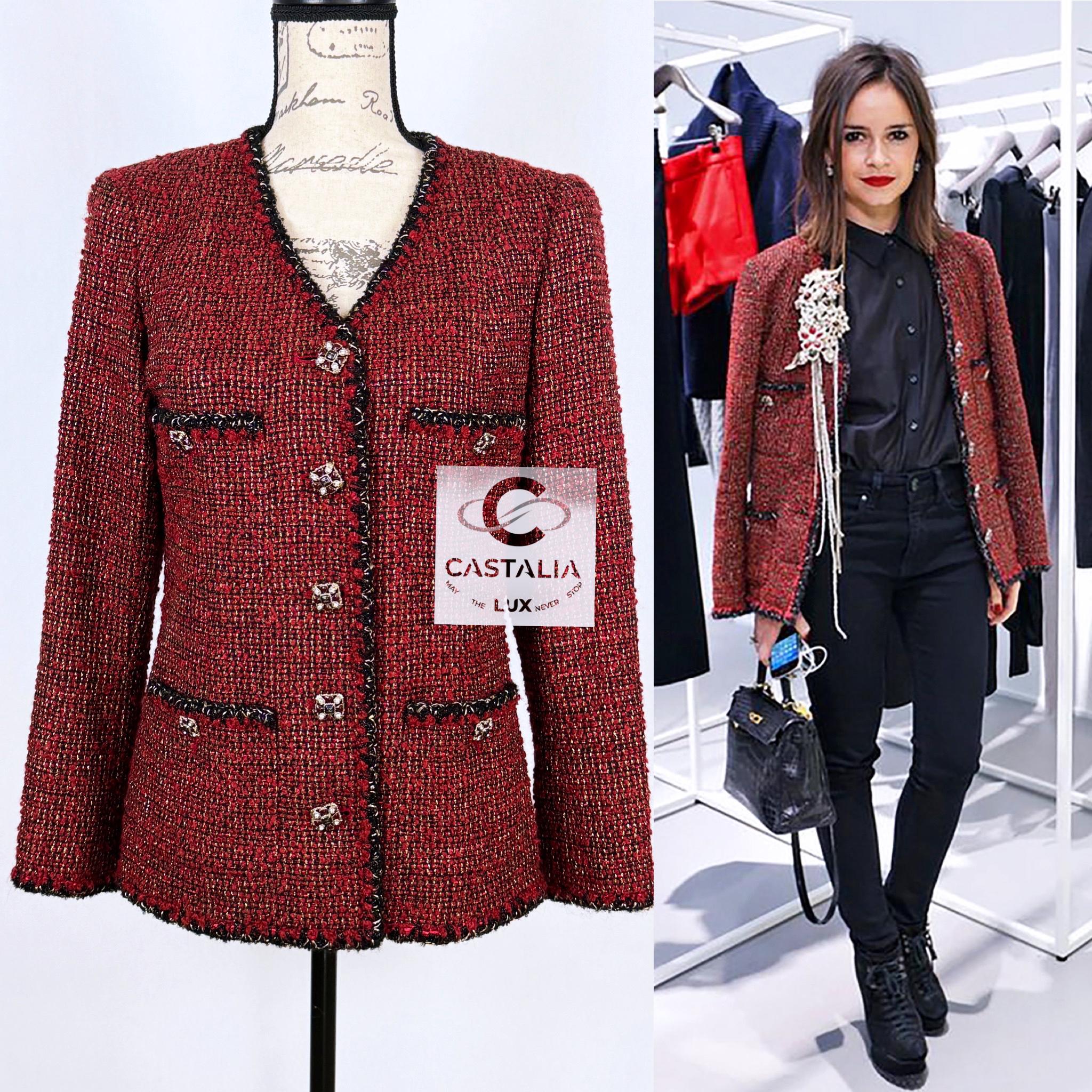 Veste iconique en tweed Chanel lessage de la Collection Sal 2011, 11a
Vu sur Miroslava DUMA !
Taille 42 FR. Condit : jamais porté
- le plus beau bijou CC les boutons Gripoix ornés de pierres naturelles et de cristaux
- en tweed précieux Lesage