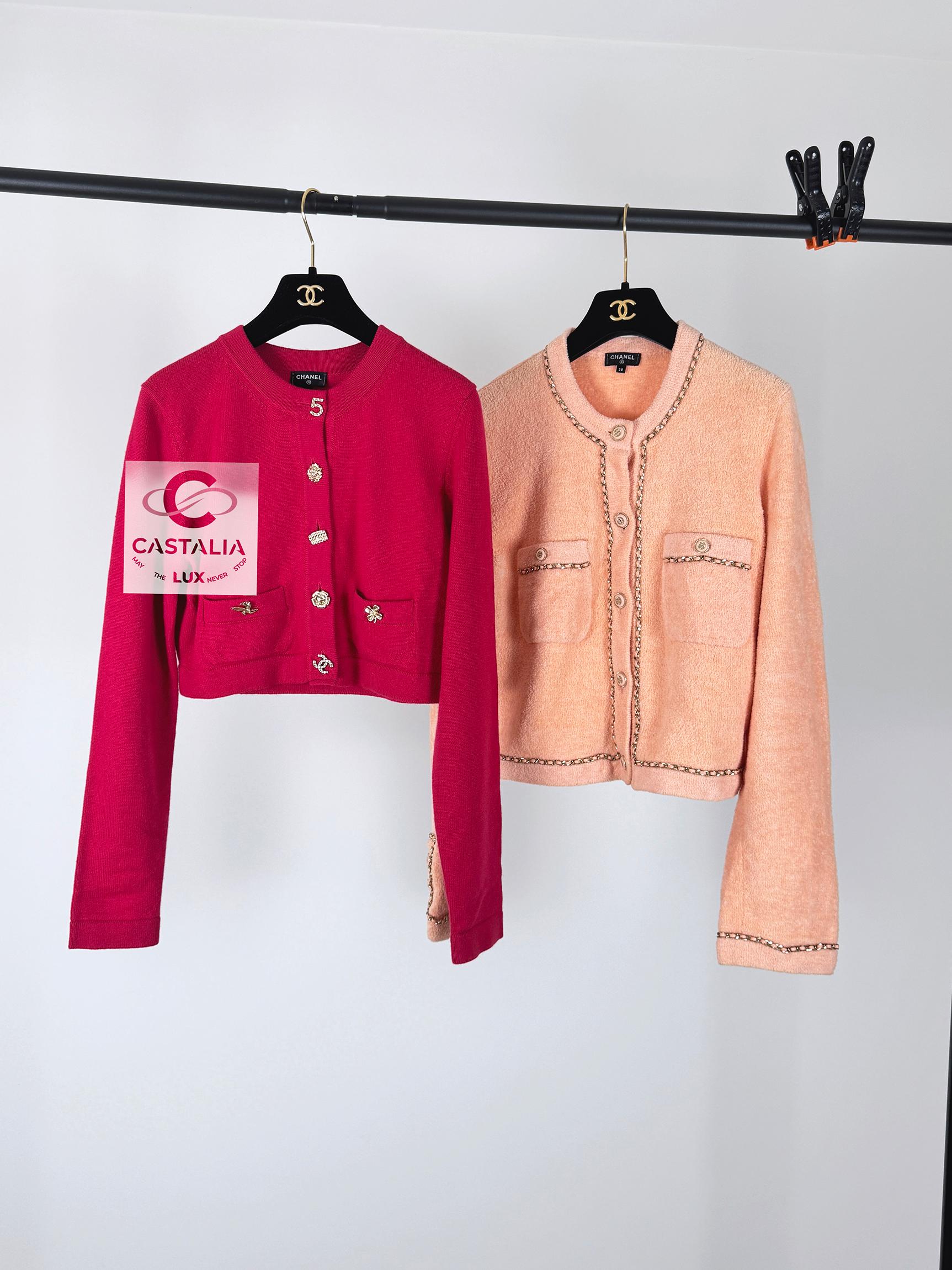 ~ Highly coveted piece!
Chanel fuchsia cashmere cardigan with Lucky Charms and Symbols of the House : from 2022 Spring Collection, 22B
Very hard to get!
Size mark 36 FR. Condition: new, comes with dustbag and receipt
