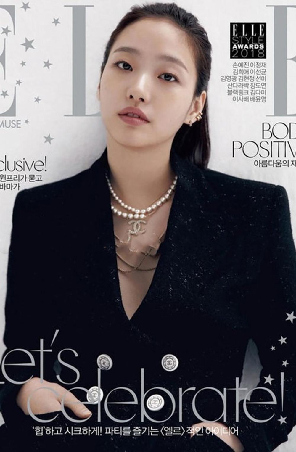Chaqueta icónica Chanel de tweed brillante azul marino ~ de la Colección Crucero 2019 de la Pasarela de LA PAUSA
~ Como se ve en Jennie Kim y en las portadas  ¡de las revistas!
- Botones con logotipo CC delante y en los puños
- forro de seda tonal
