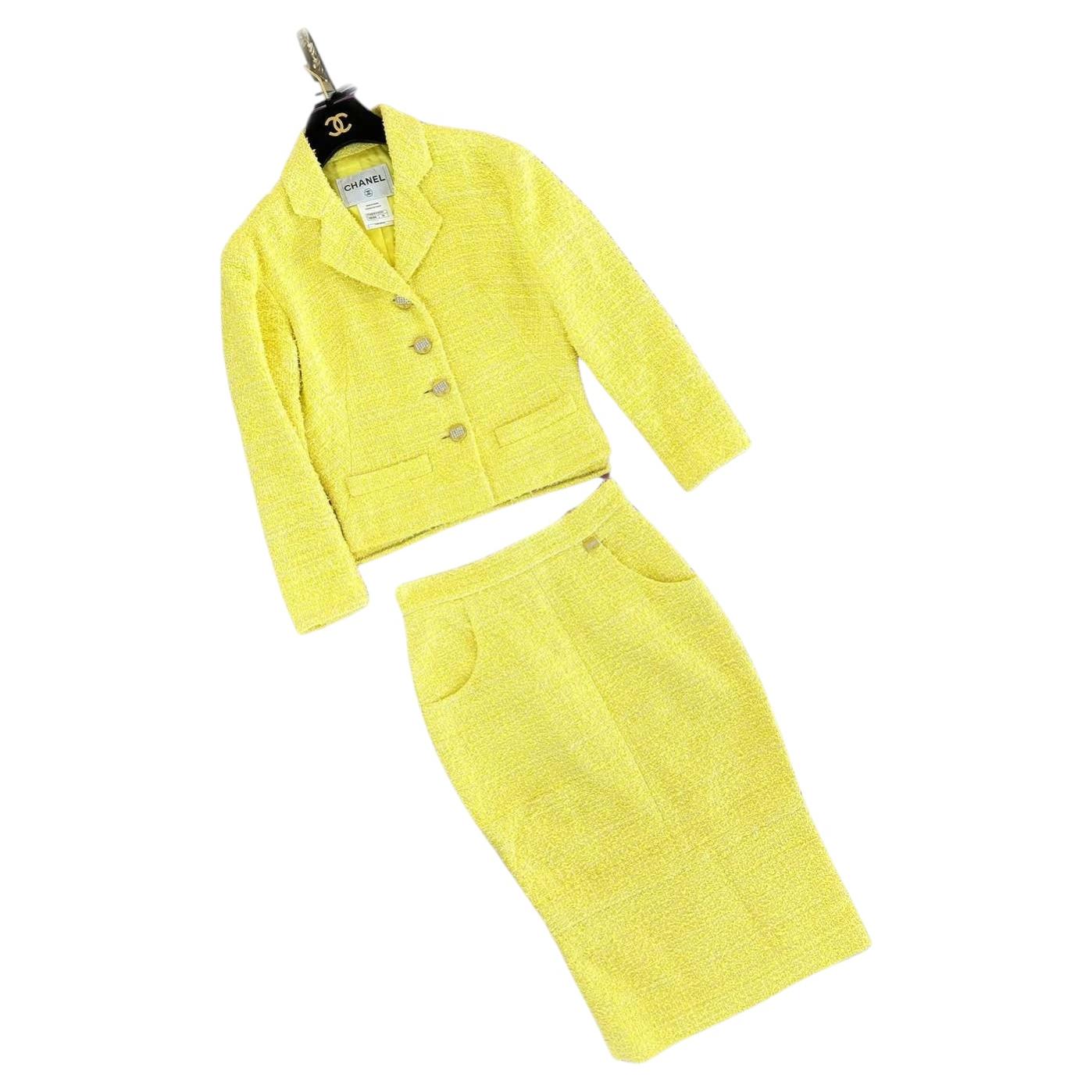 CHANEL: Nuevo conjunto icónico de tweed amarillo limón, talla 36 FR