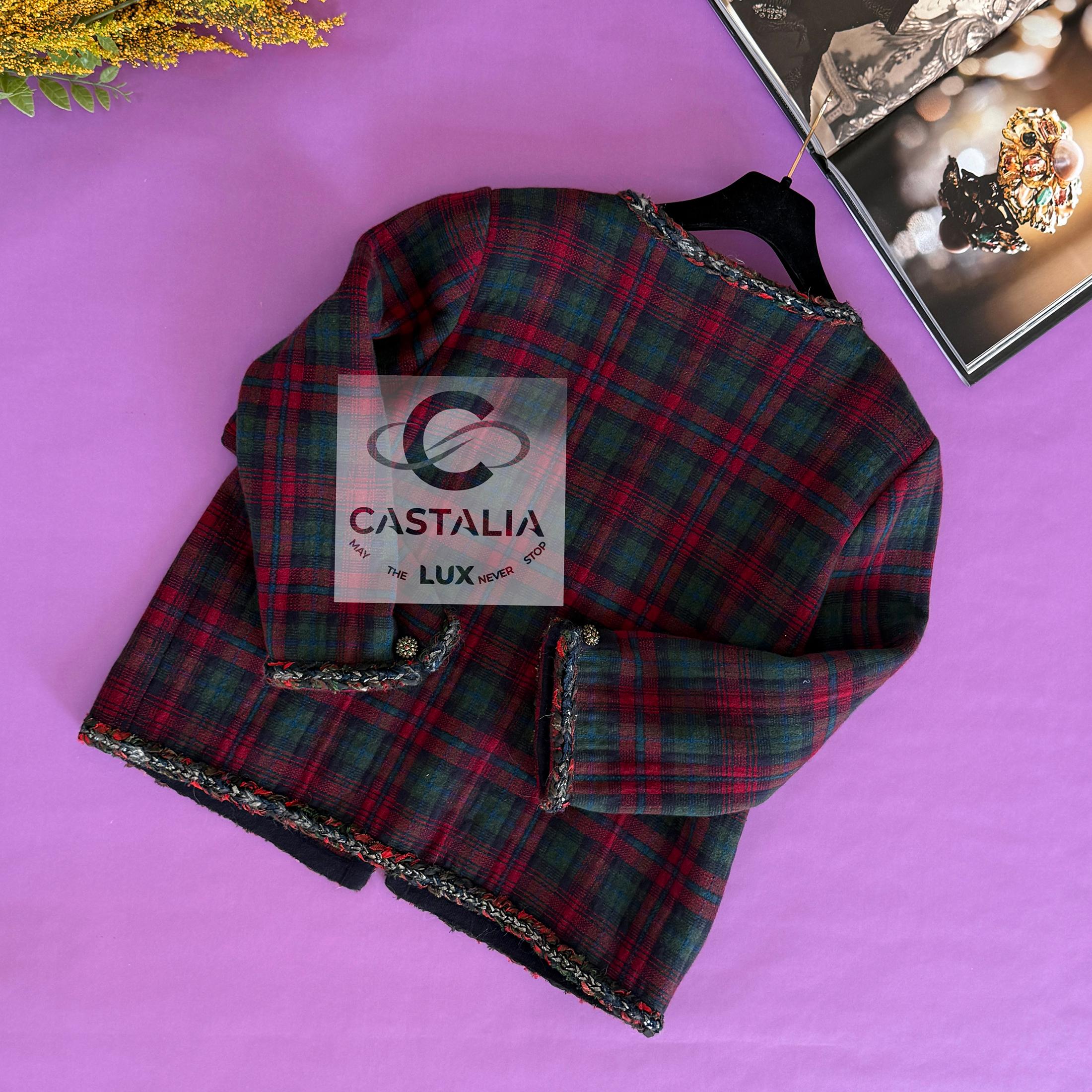 CHANEL Nueva Chaqueta Icónica París / Edimburgo Tartán Rojo 52 FR en venta 12