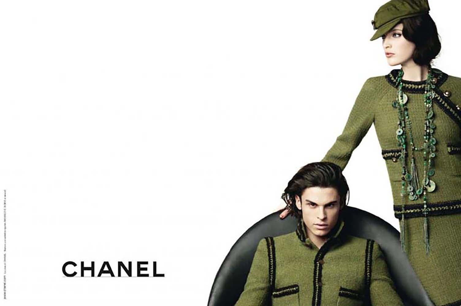 New Iconic Chanel khaki green tweed jacket from Ad Campaign of Paris / Shanghai Collection
Size mark 36 FR. Condition: never worn.
- unmistakably 'Chanel' 4-flap-pockets silhouette
- CC logo ancient 'coin' buttons
- tonal silk lining with camellias,