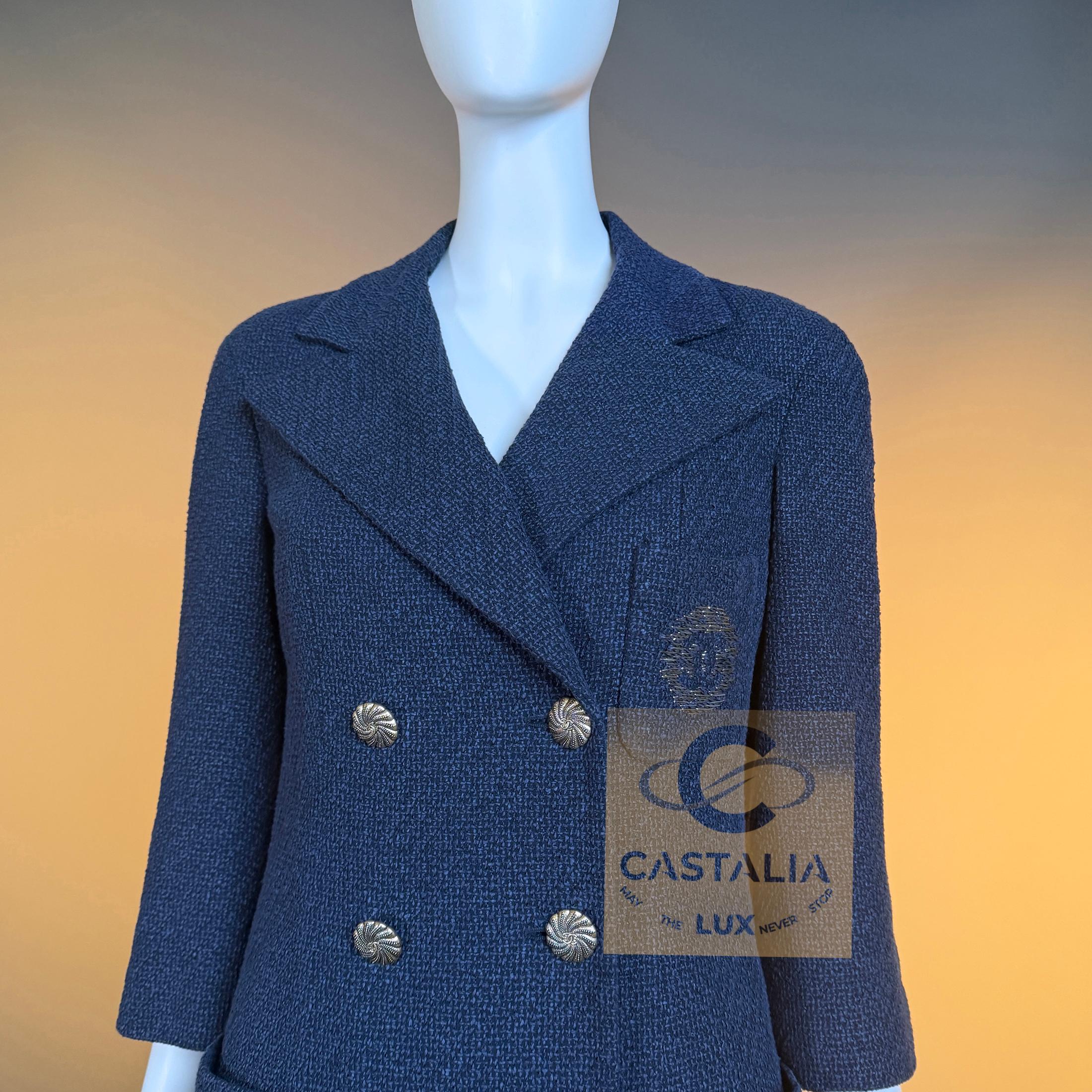 CHANEL Neue ikonische Tweedjacke mit CC-Aufnäher 42 FR im Angebot 5