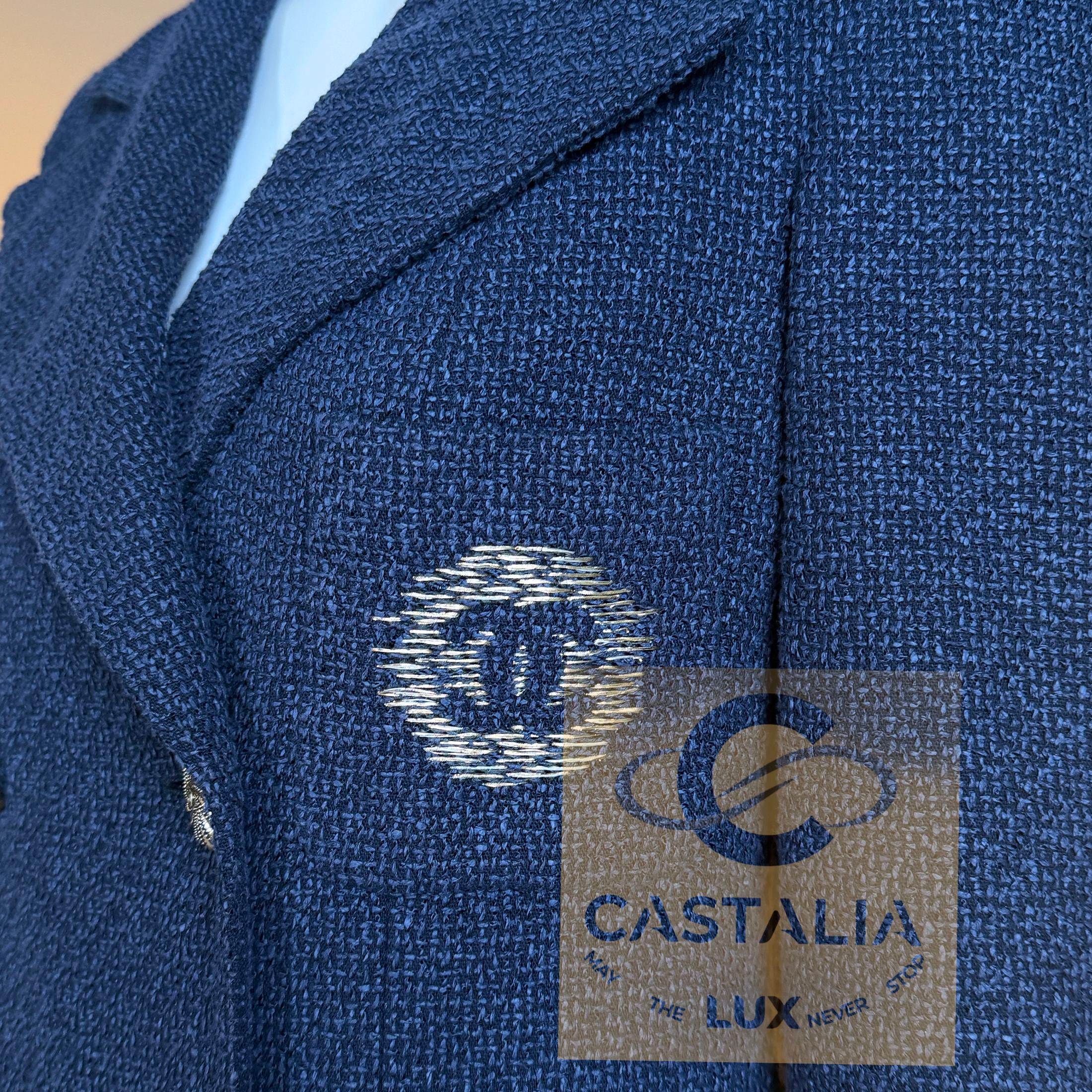 CHANEL Neue ikonische Tweedjacke mit CC-Aufnäher 42 FR im Angebot 6