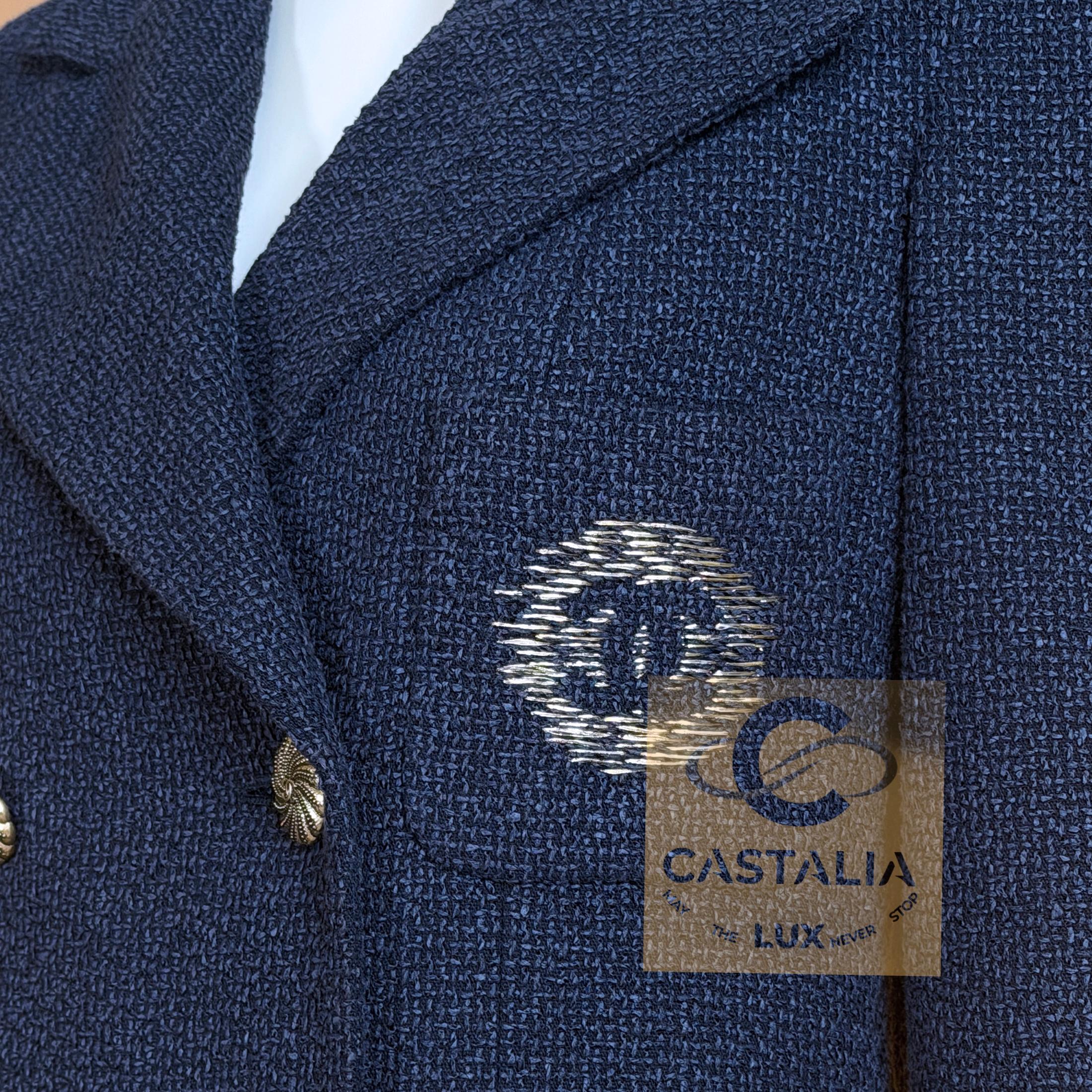 CHANEL Neue ikonische Tweedjacke mit CC-Aufnäher 42 FR im Angebot 7