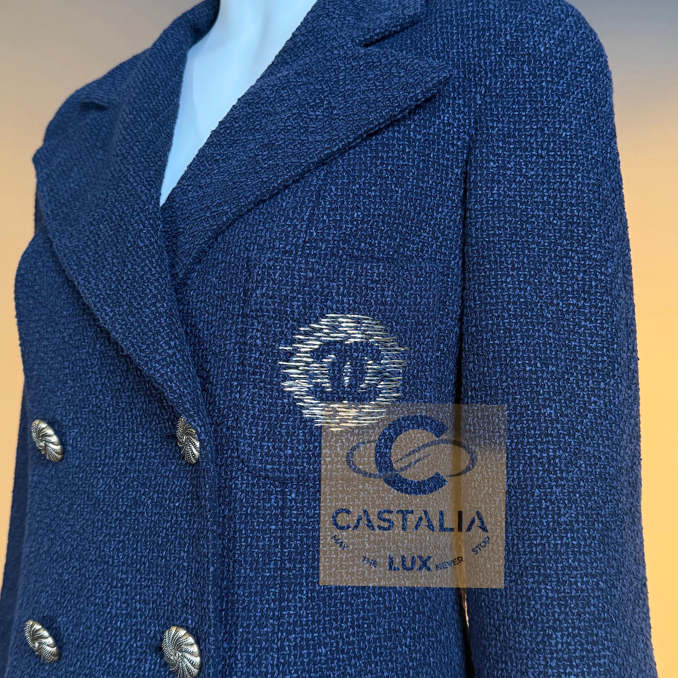 CHANEL Neue ikonische Tweedjacke mit CC-Aufnäher 42 FR im Angebot 8