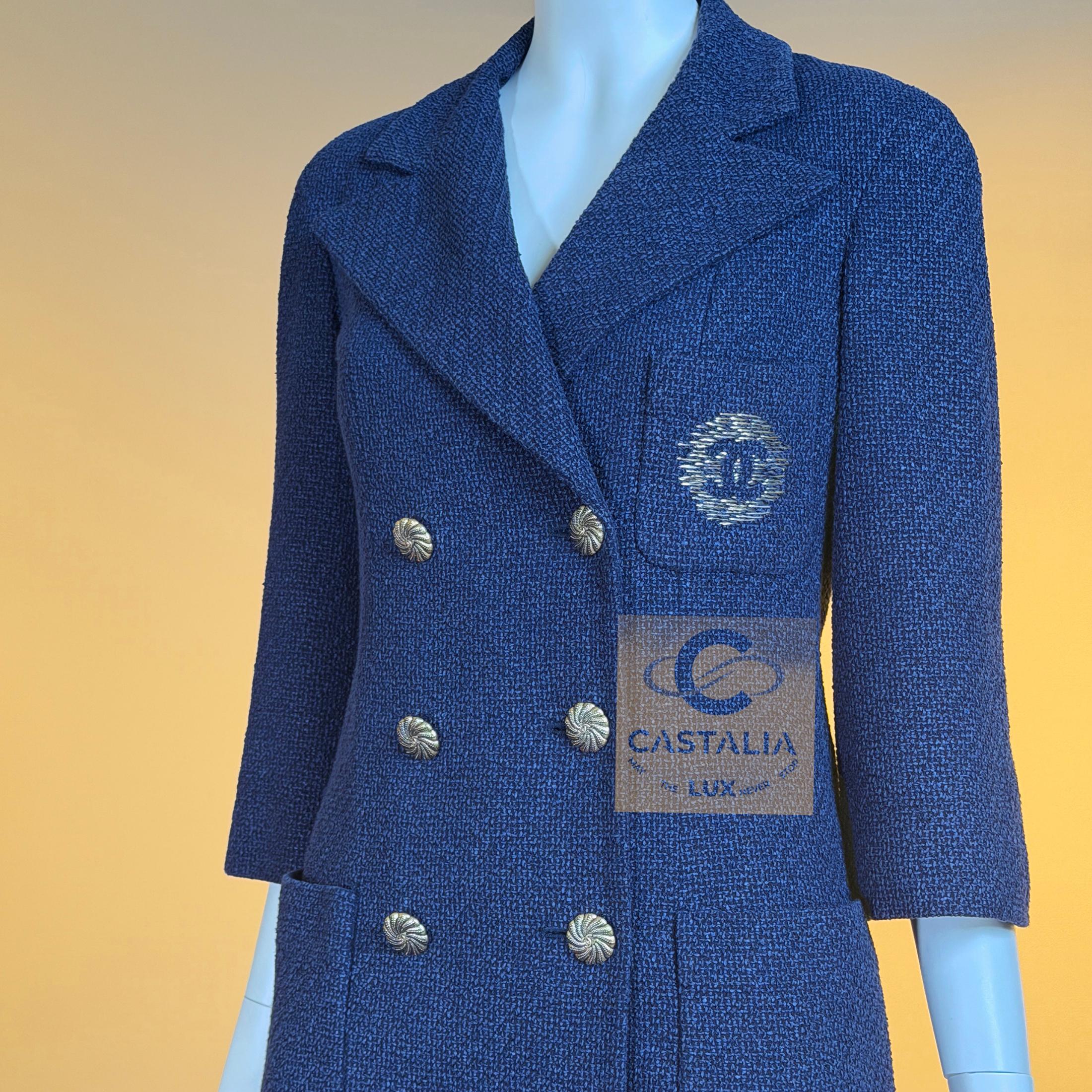 CHANEL Neue ikonische Tweedjacke mit CC-Aufnäher 42 FR im Angebot 9