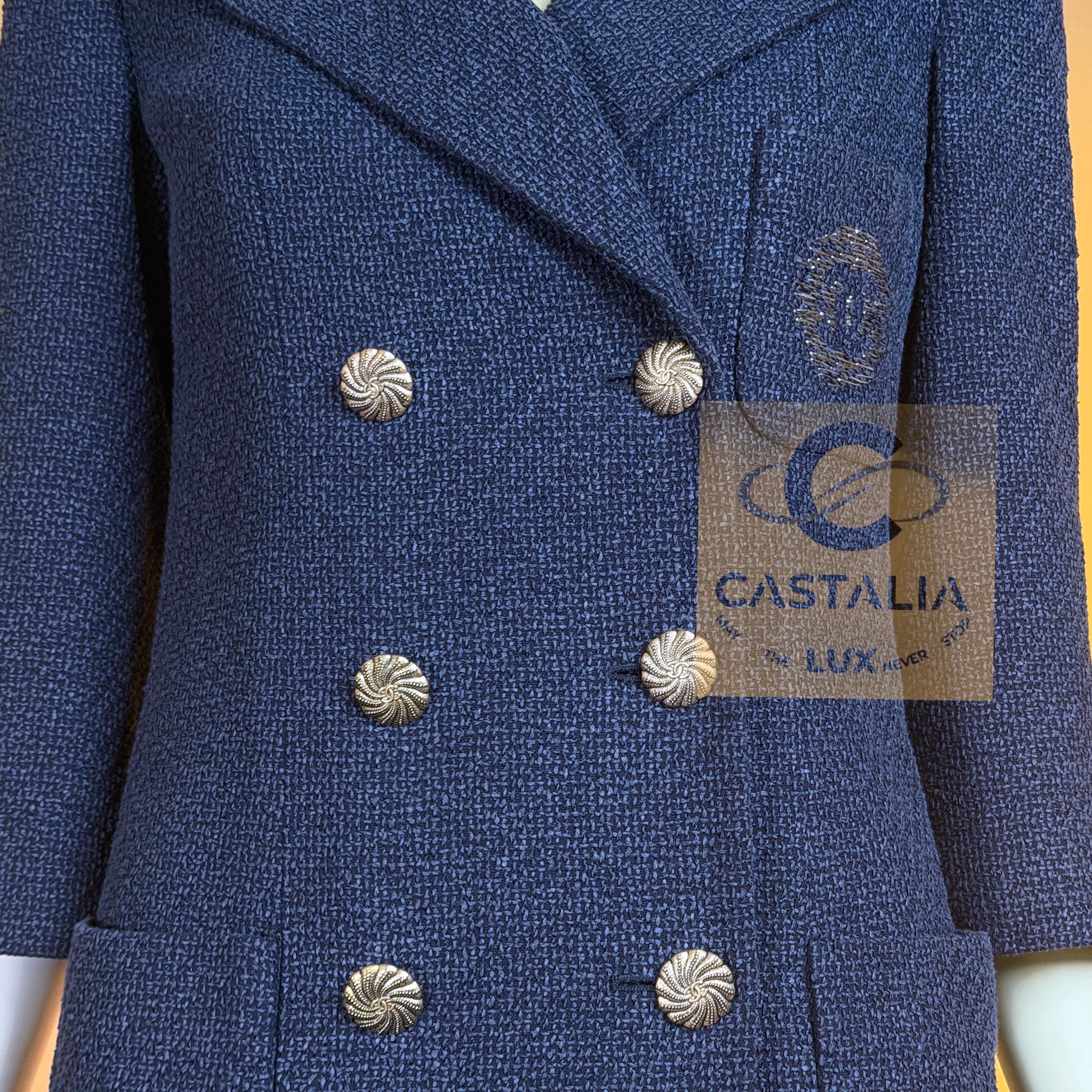 CHANEL Neue ikonische Tweedjacke mit CC-Aufnäher 42 FR im Angebot 10