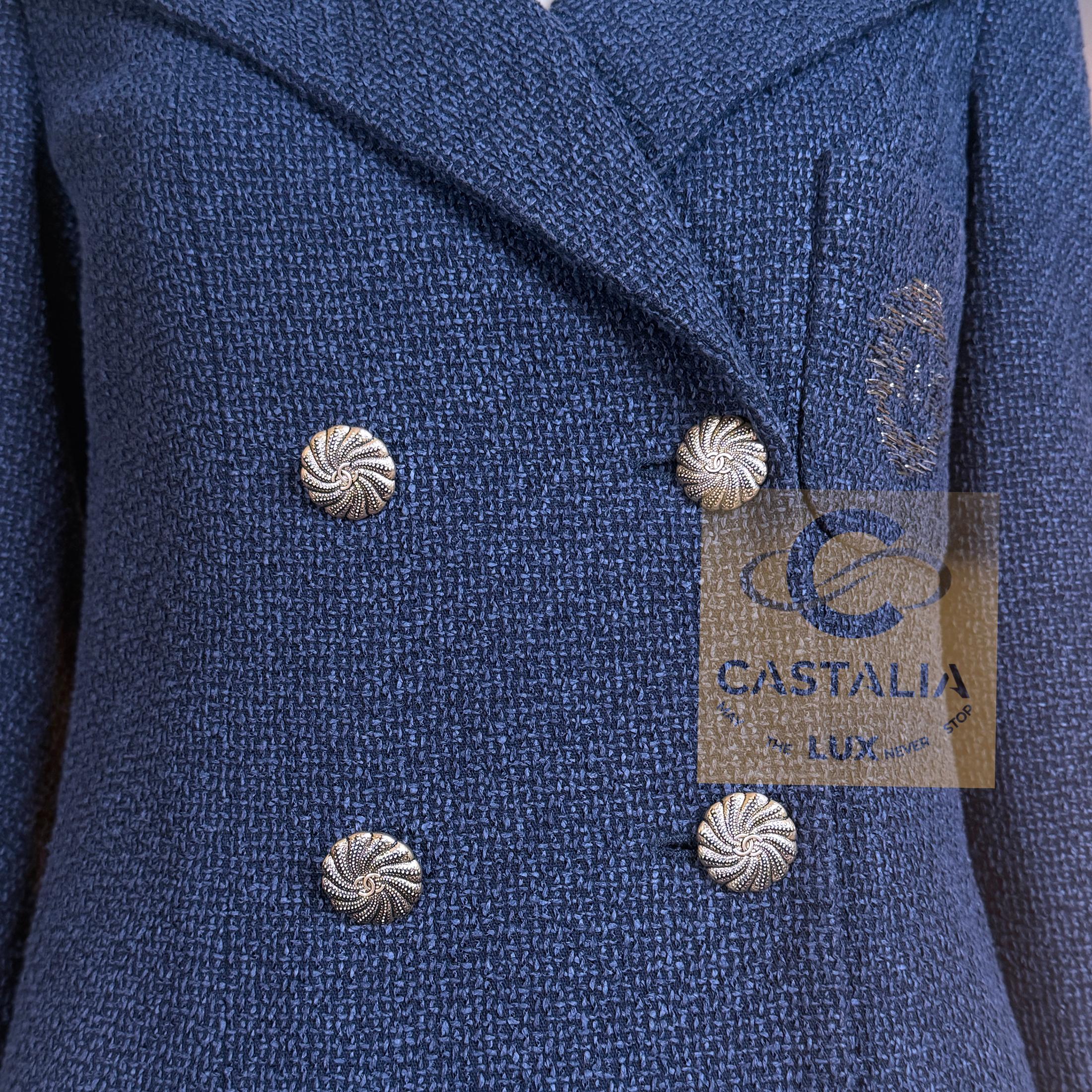 CHANEL Neue ikonische Tweedjacke mit CC-Aufnäher 42 FR im Angebot 11