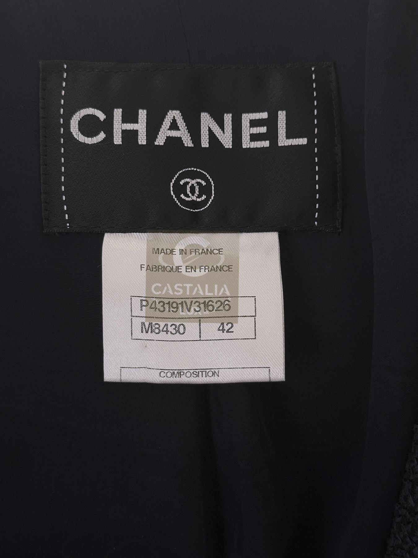 CHANEL Neue ikonische Tweedjacke mit CC-Aufnäher 42 FR im Angebot 13