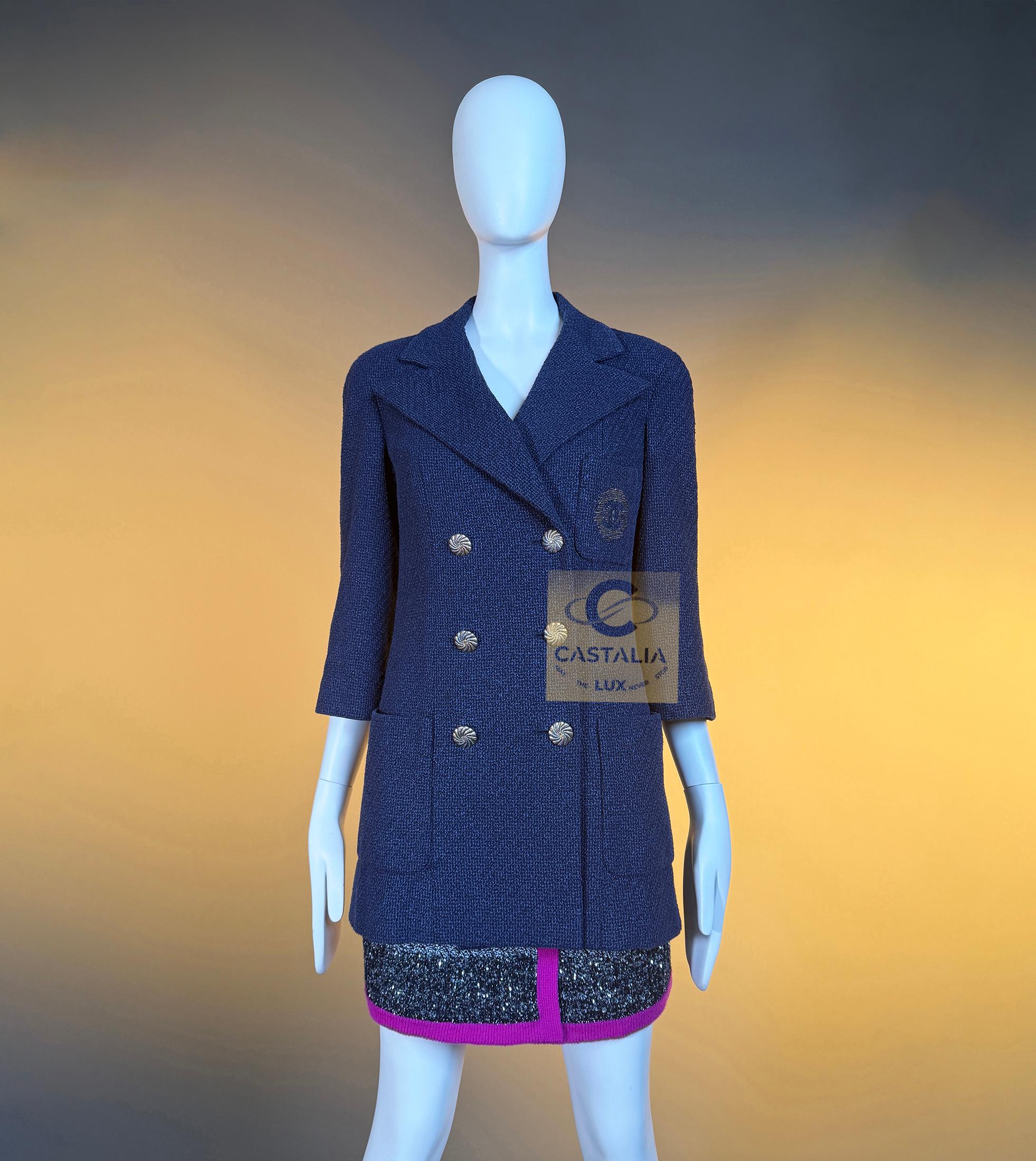 CHANEL Neue ikonische Tweedjacke mit CC-Aufnäher 42 FR im Angebot 3